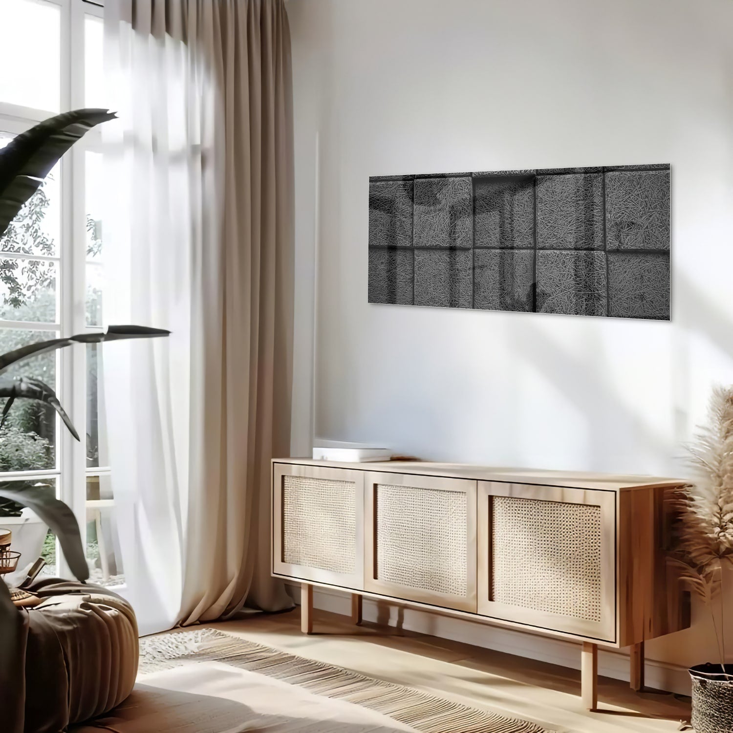 Abstract donker glazen schilderij aan een witte muur in een moderne woonkamer