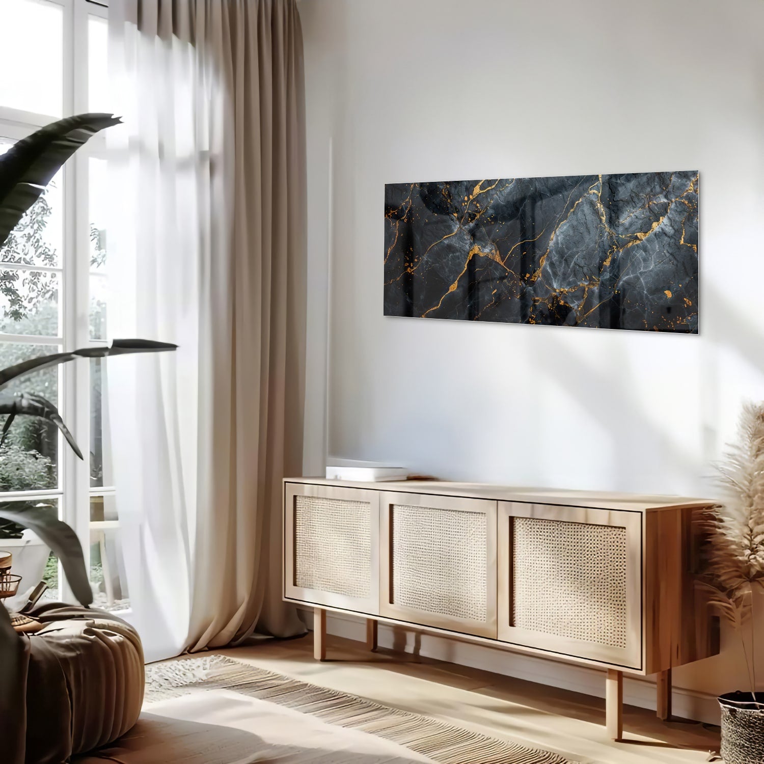 Glazen schilderij met marmerlook in zwart met gouden details aan de muur.