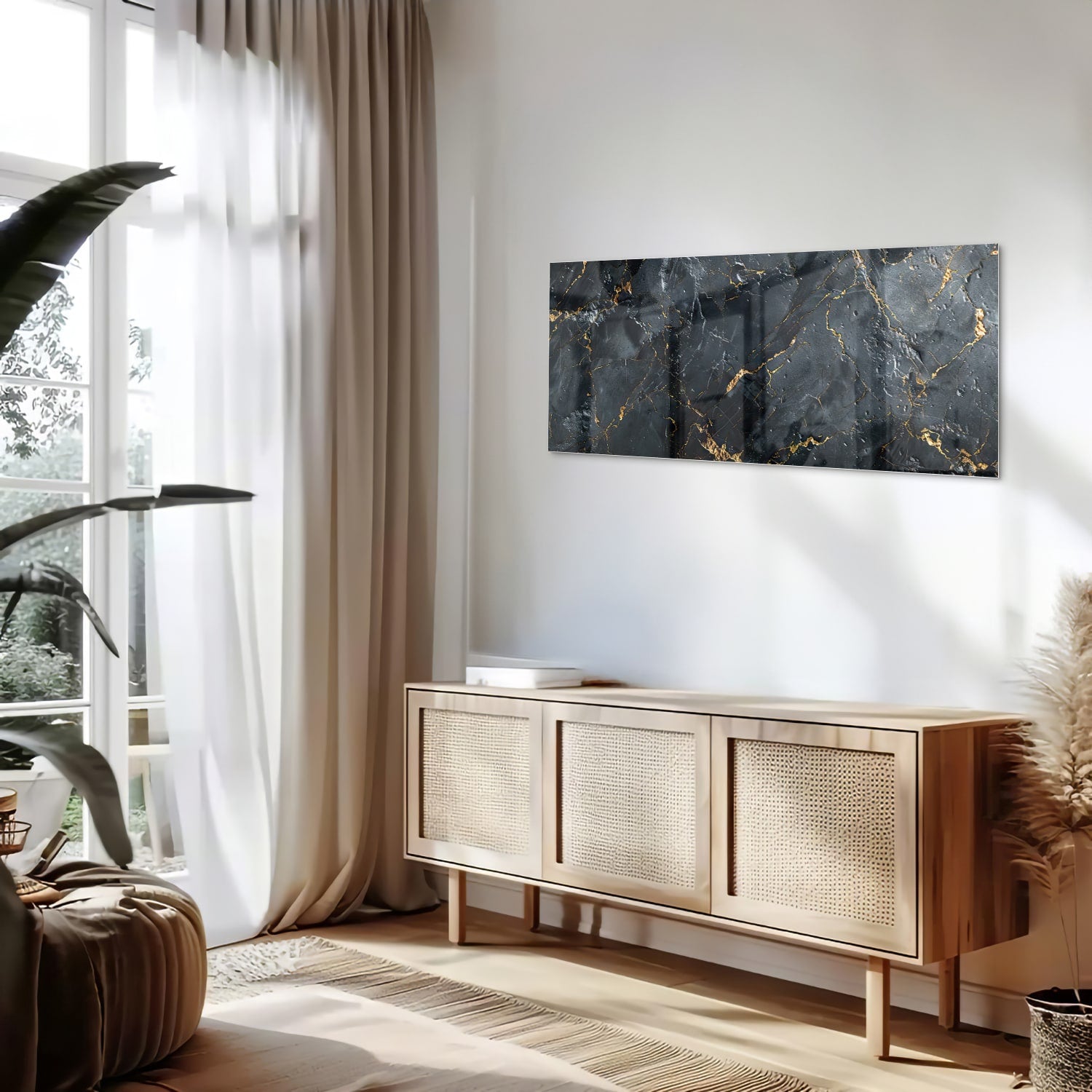 Glazen schilderij met zwarte marmerlook en gouden details aan de muur.