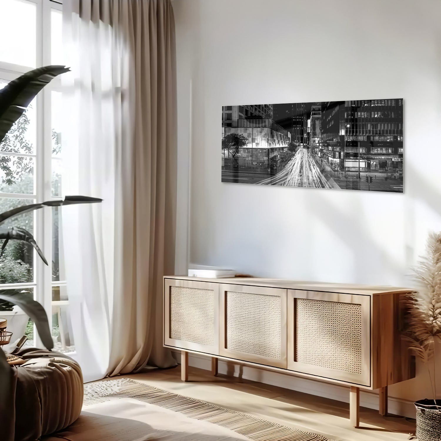 Glazen schilderij met stadslichten in zwart-wit boven een moderne meubelset.