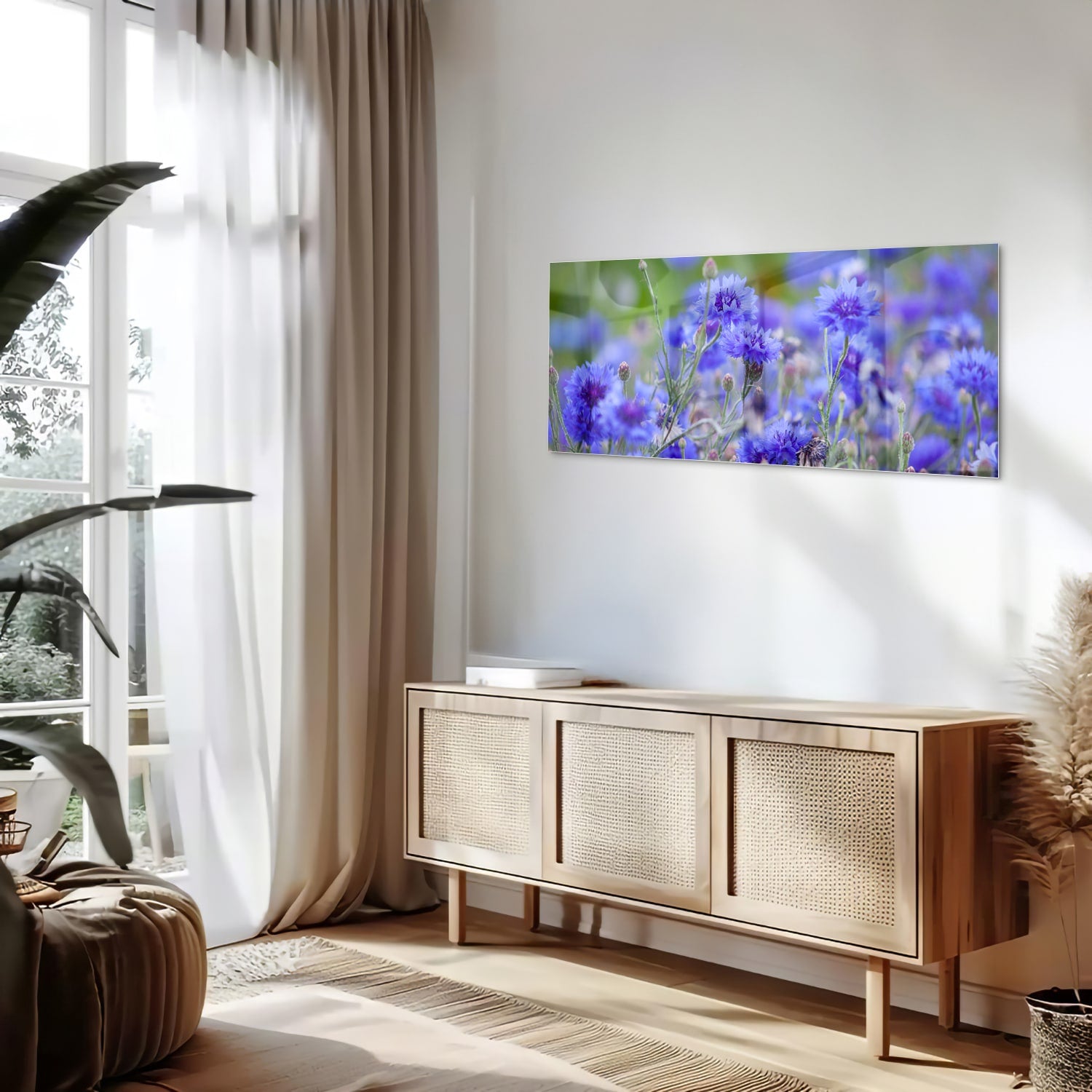 Glazen schilderij met paarse bloemen aan de muur in een lichte woonkamer.