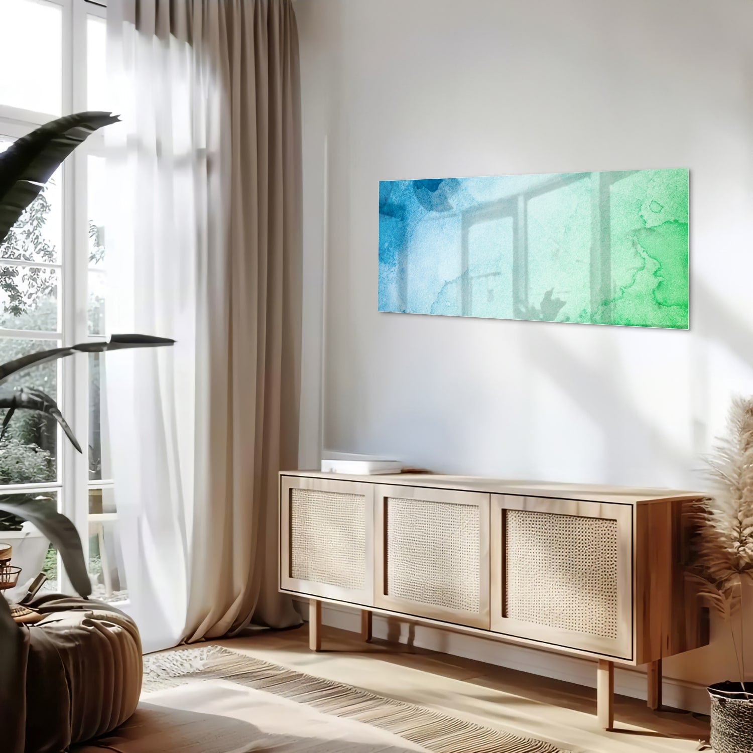Abstract glazen schilderij in diverse tinten blauw en groen aan de muur.
