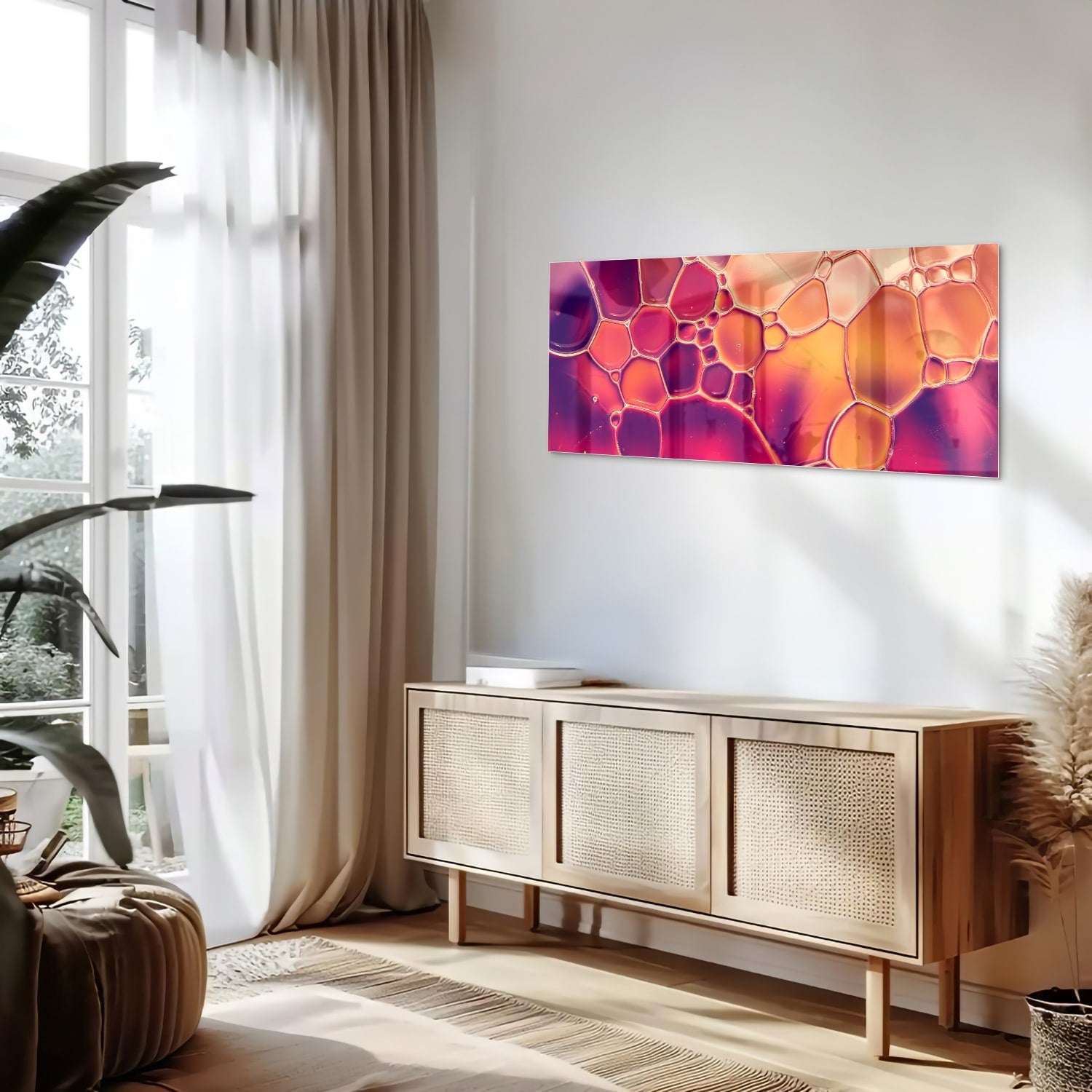 Abstract glazen schilderij met warme tinten in een interieur.