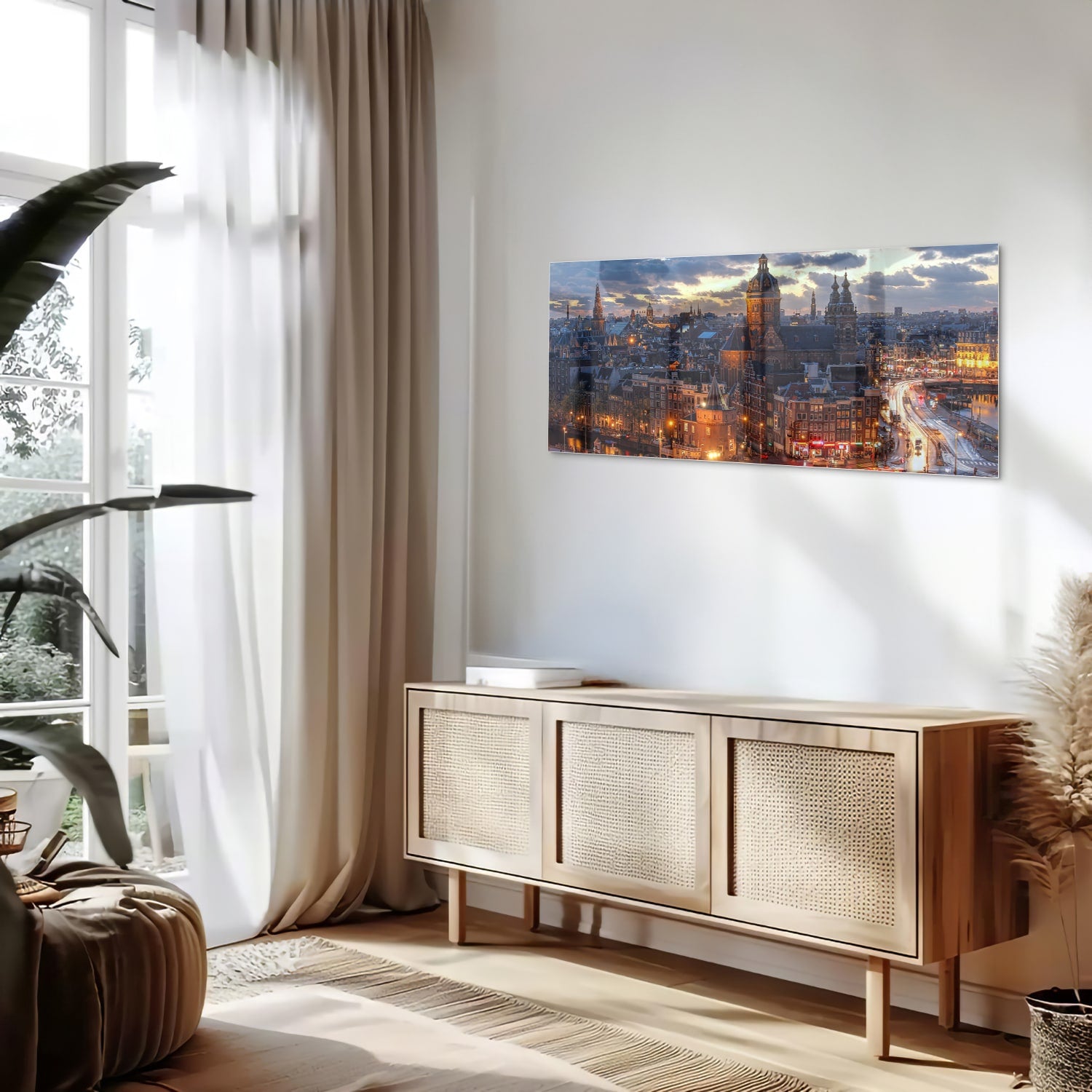 Glazen schilderij van een stedelijk landschap met stadslichten.