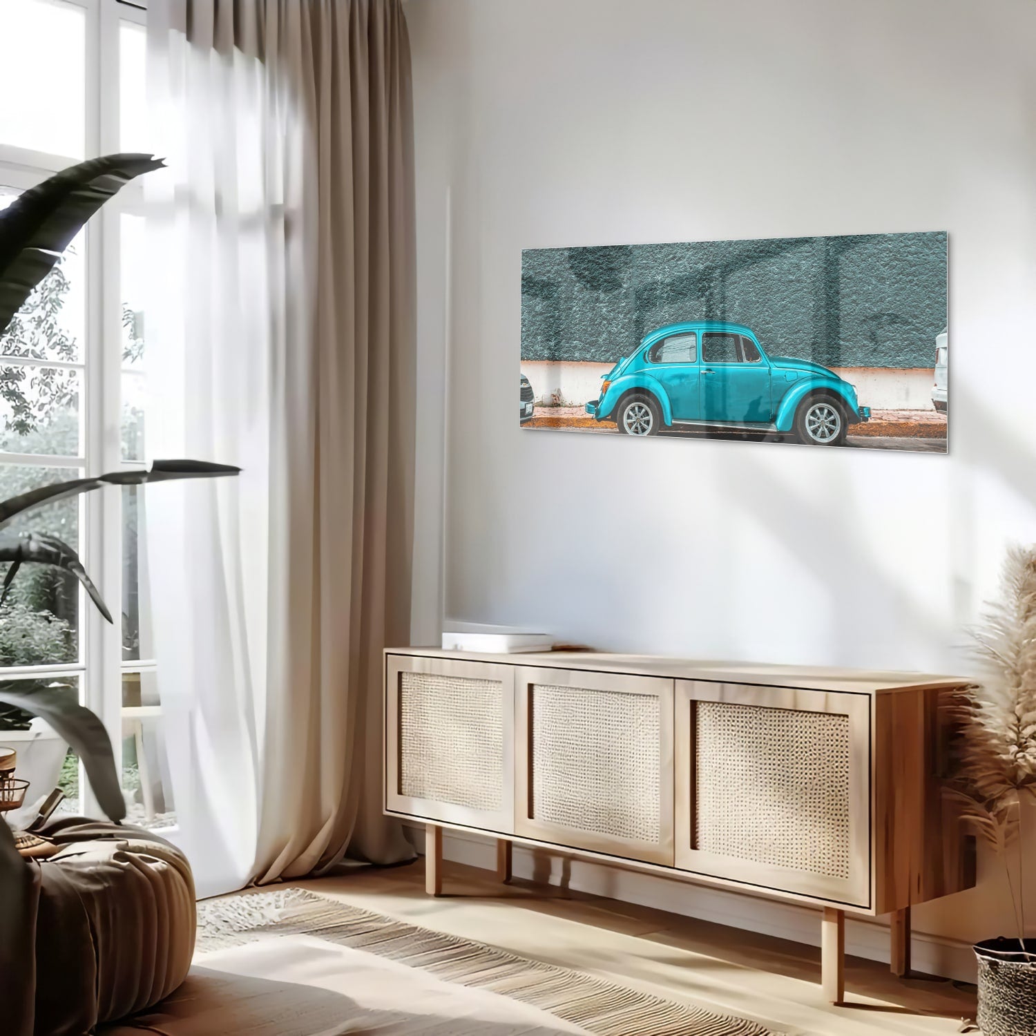 Glazen schilderij van een turquoise auto aan de muur in een moderne woonkamer.