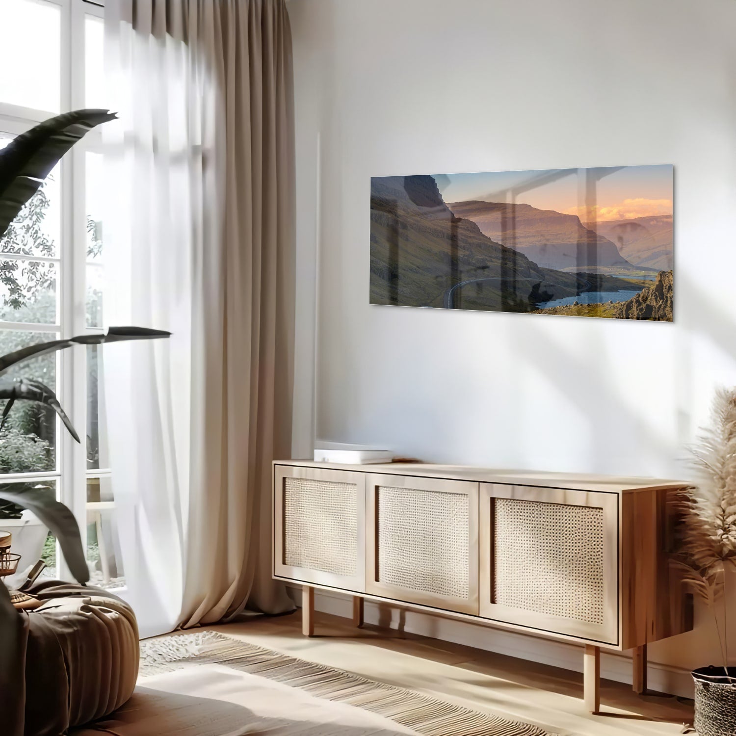 Glazen schilderij met uitzicht op bergen en een rivier in een modern interieur.