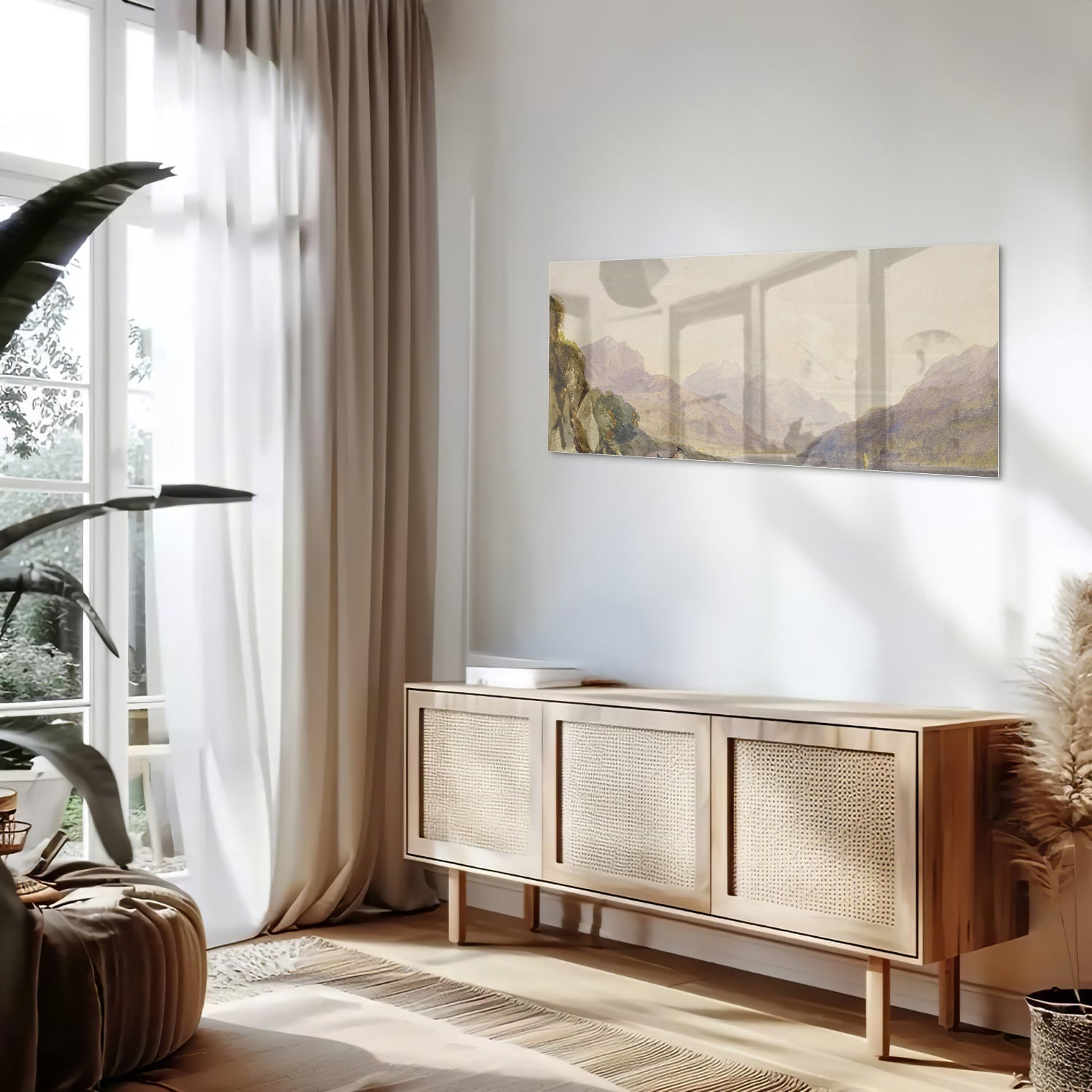 Glazen schilderij van een serene natuurlijke landschaapscne met bergen en water.