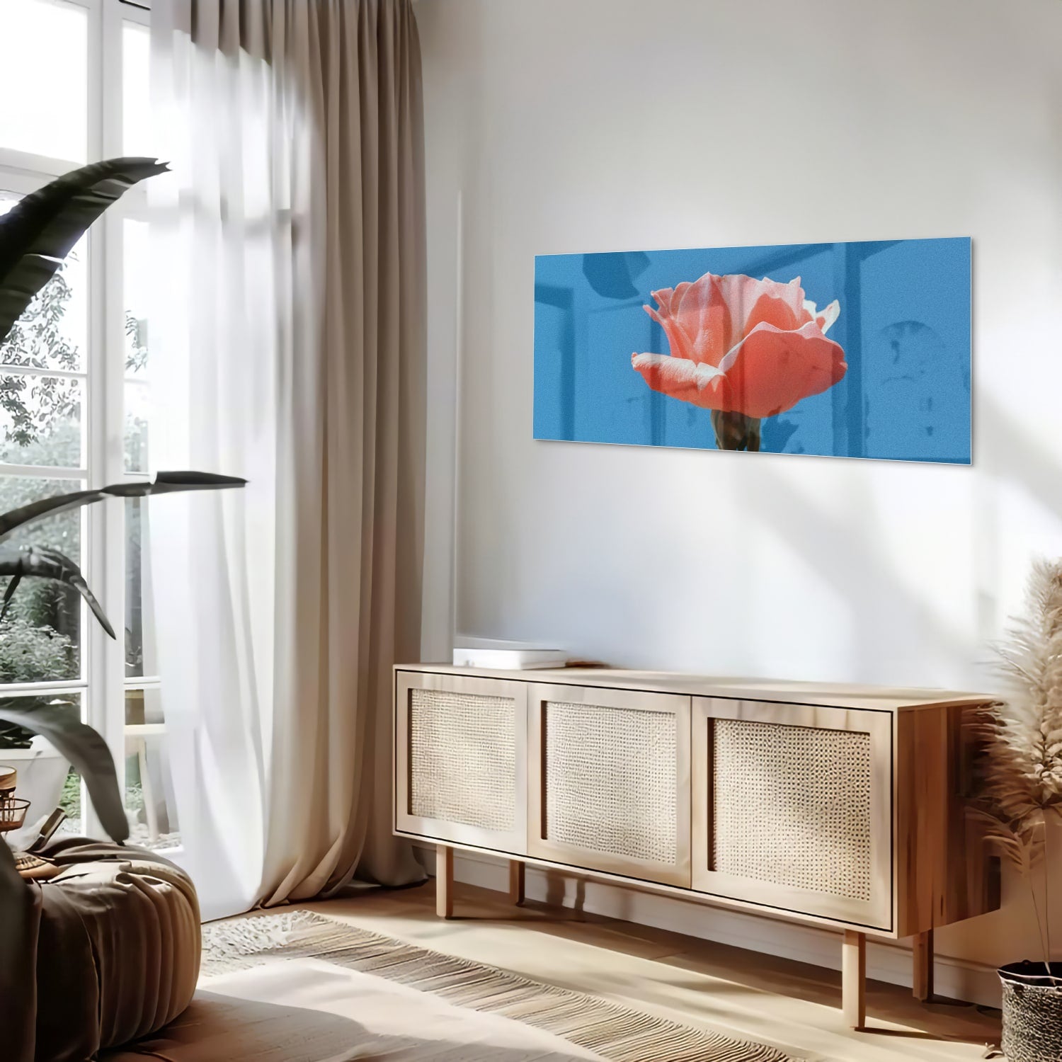 Glas schilderij van een roze roos op een blauwe achtergrond, geschikt voor wanddecoratie.