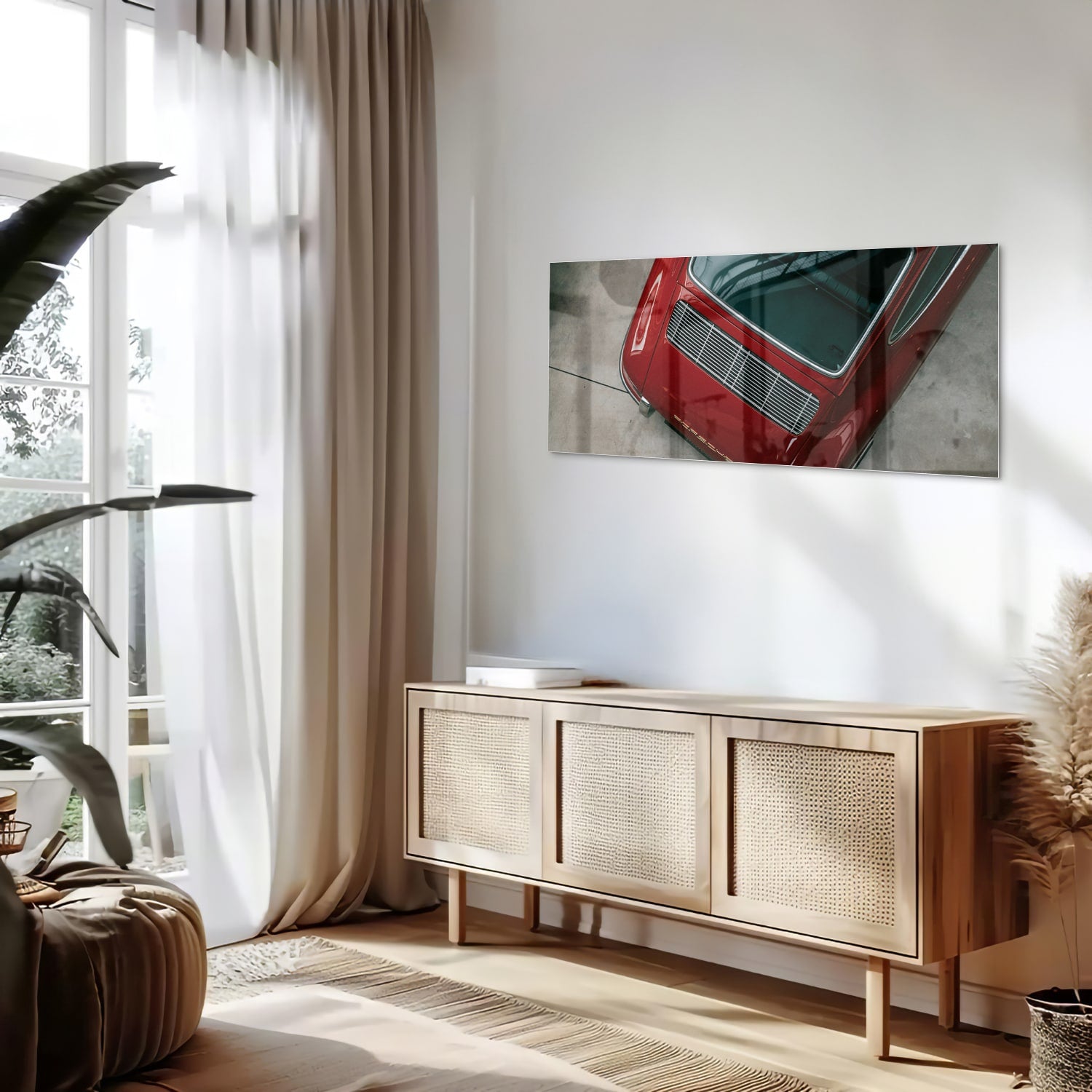 Glazen schilderij van een bovenaf gezien rode auto op een muur.