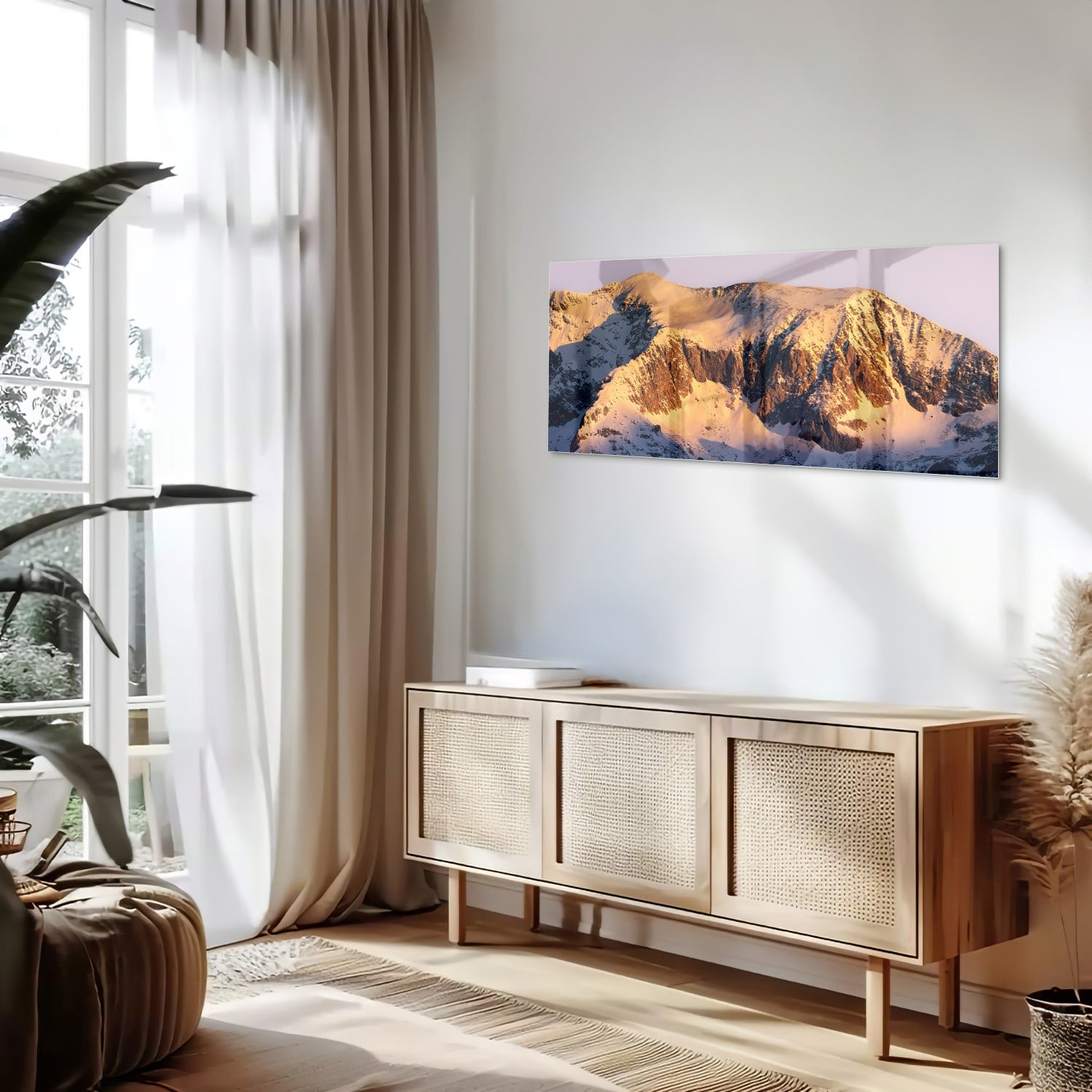 Glazen schilderij van een berglandschap met zonovergoten toppen en sneeuw