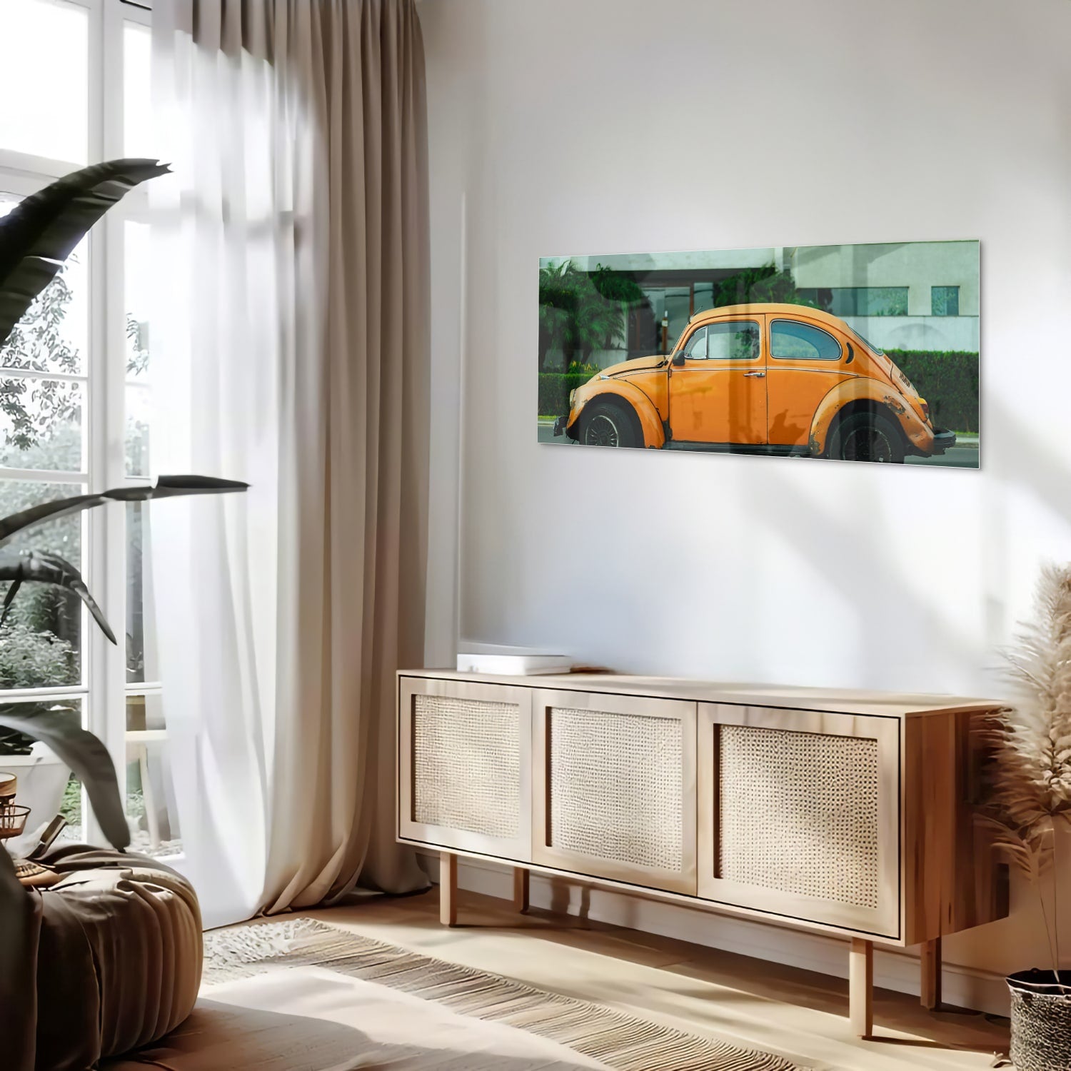 Glazen schilderij van een oranje Volkswagen Kever op een muur