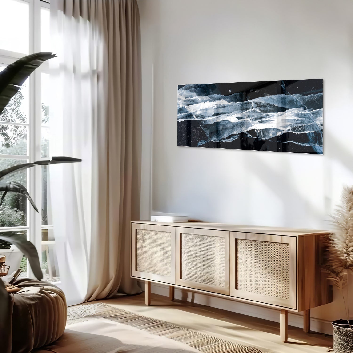 Abstract glazen schilderij in donkere kleuren met blauwe accenten, hangt aan de muur.