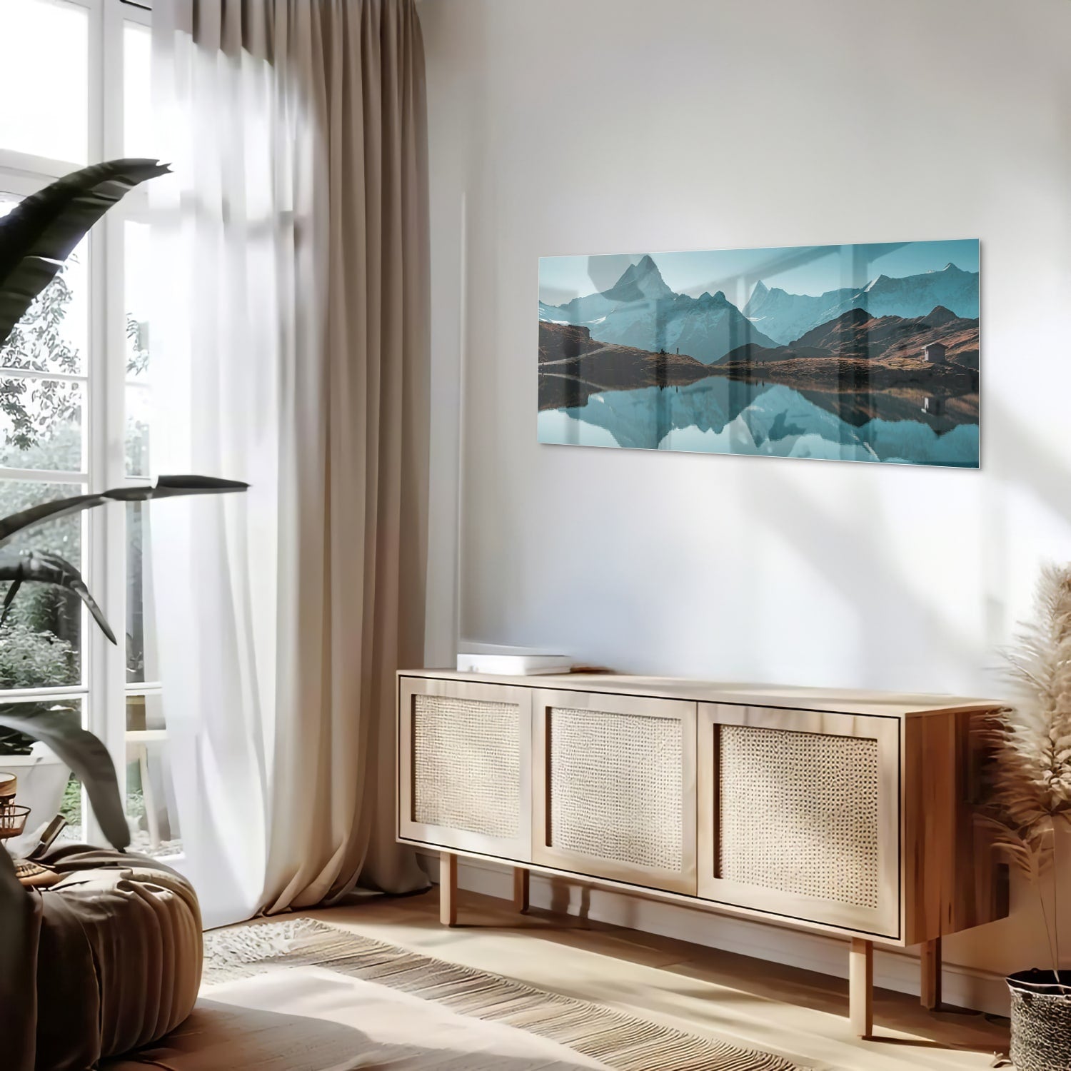 Glazen schilderij met bergen en reflecties in water.