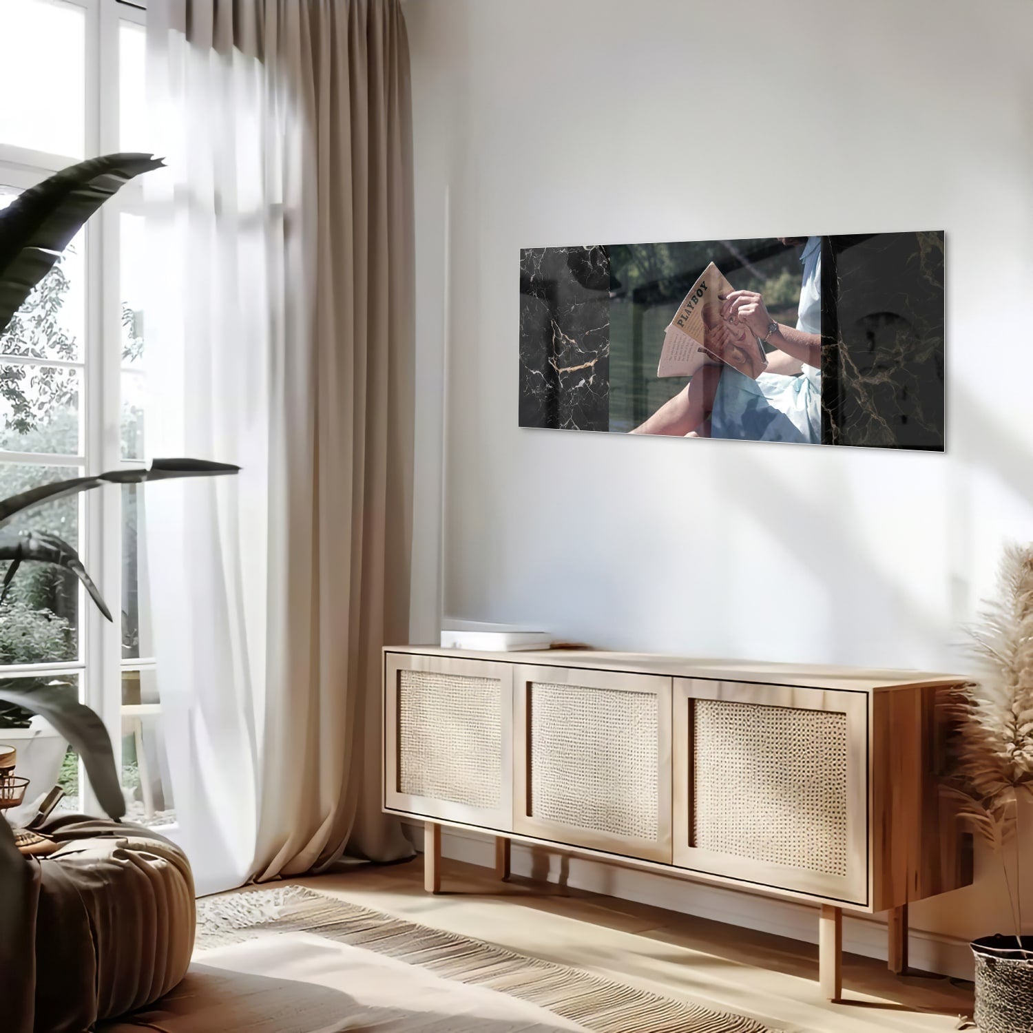 Glazen schilderij van een vrouw die aan het water leest in een serene omgeving.