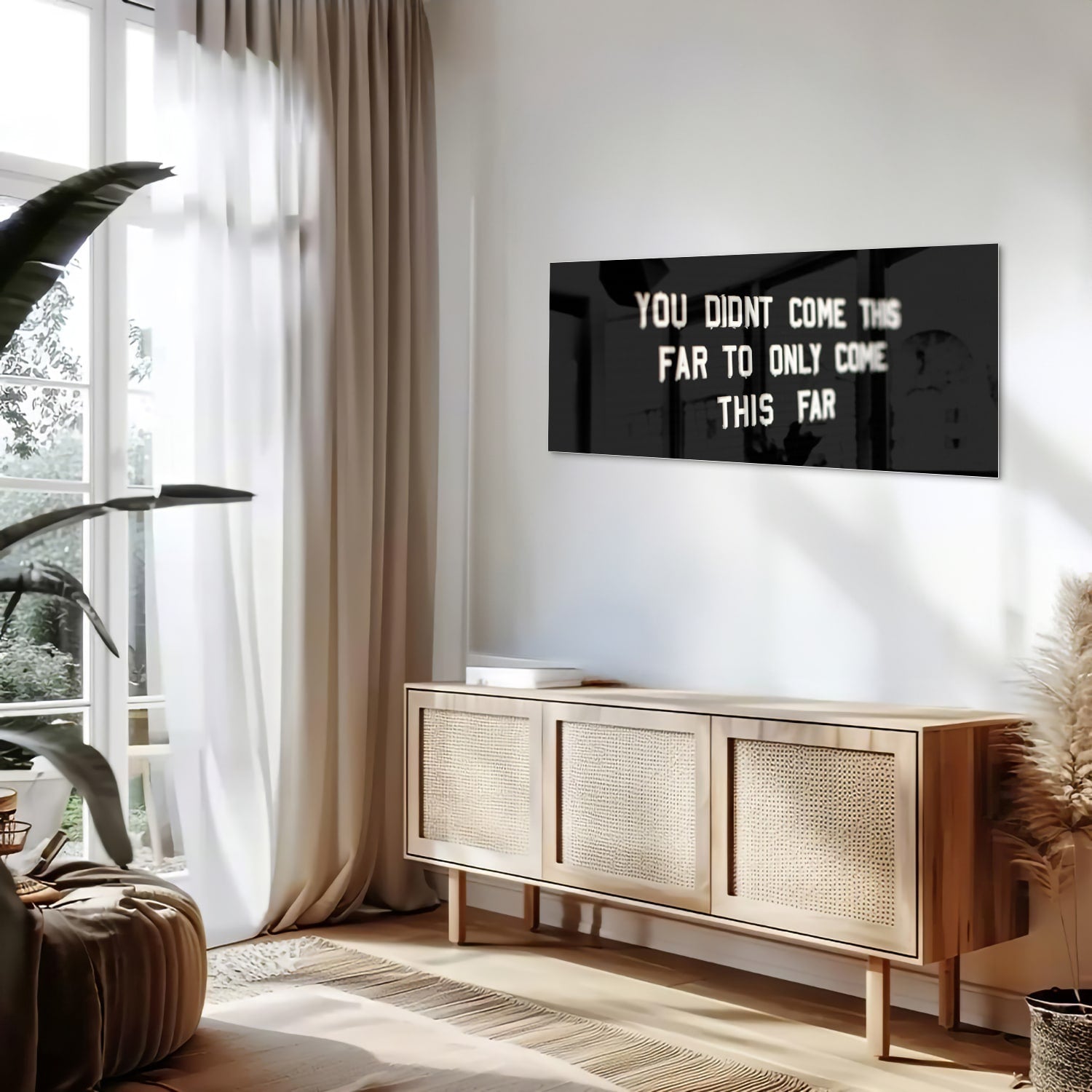 Glazen schilderij met inspirerende quote in een lichte woonkamer