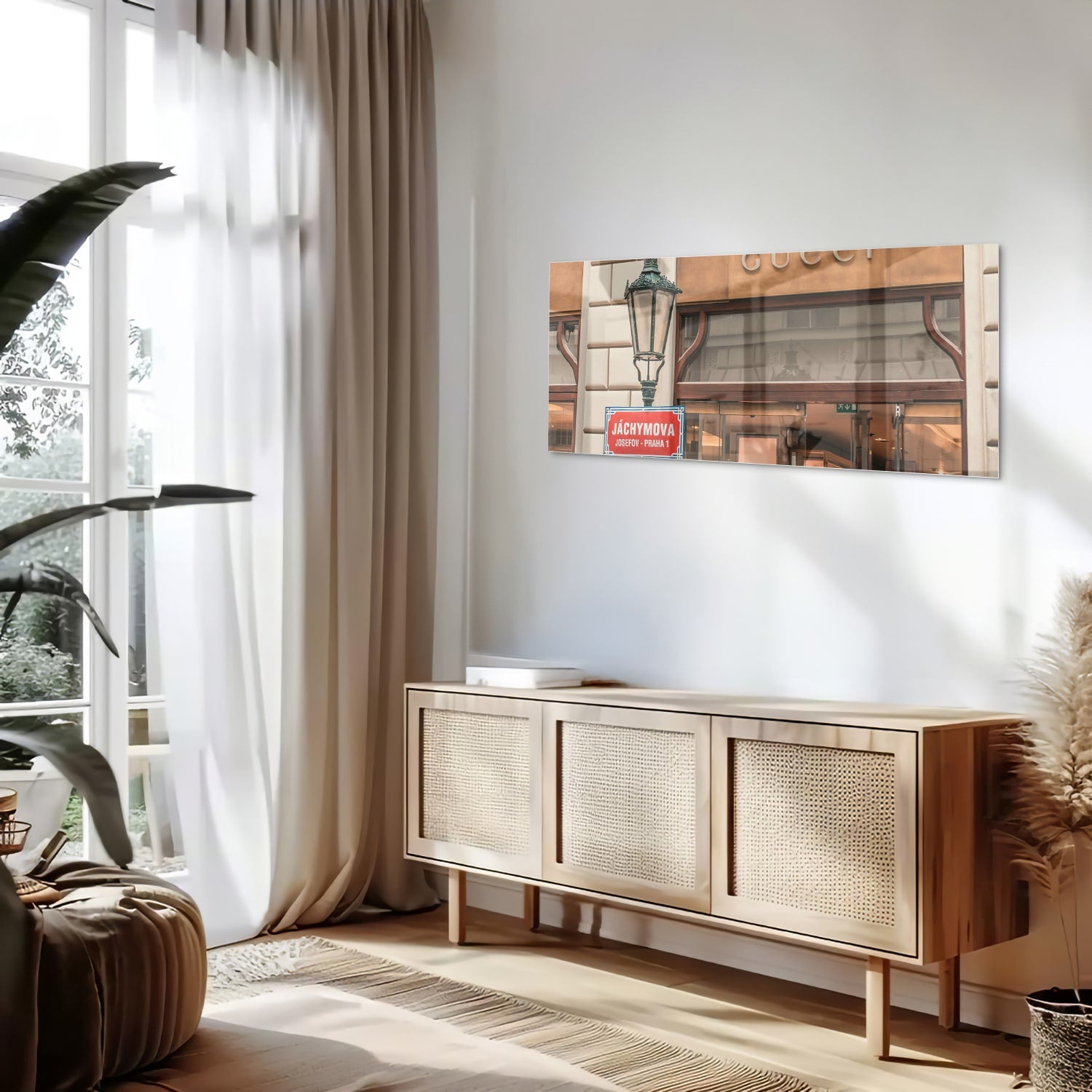 Glazen schilderij met Gucci etalage en vintage lantaarn, perfect voor wanddecoratie.