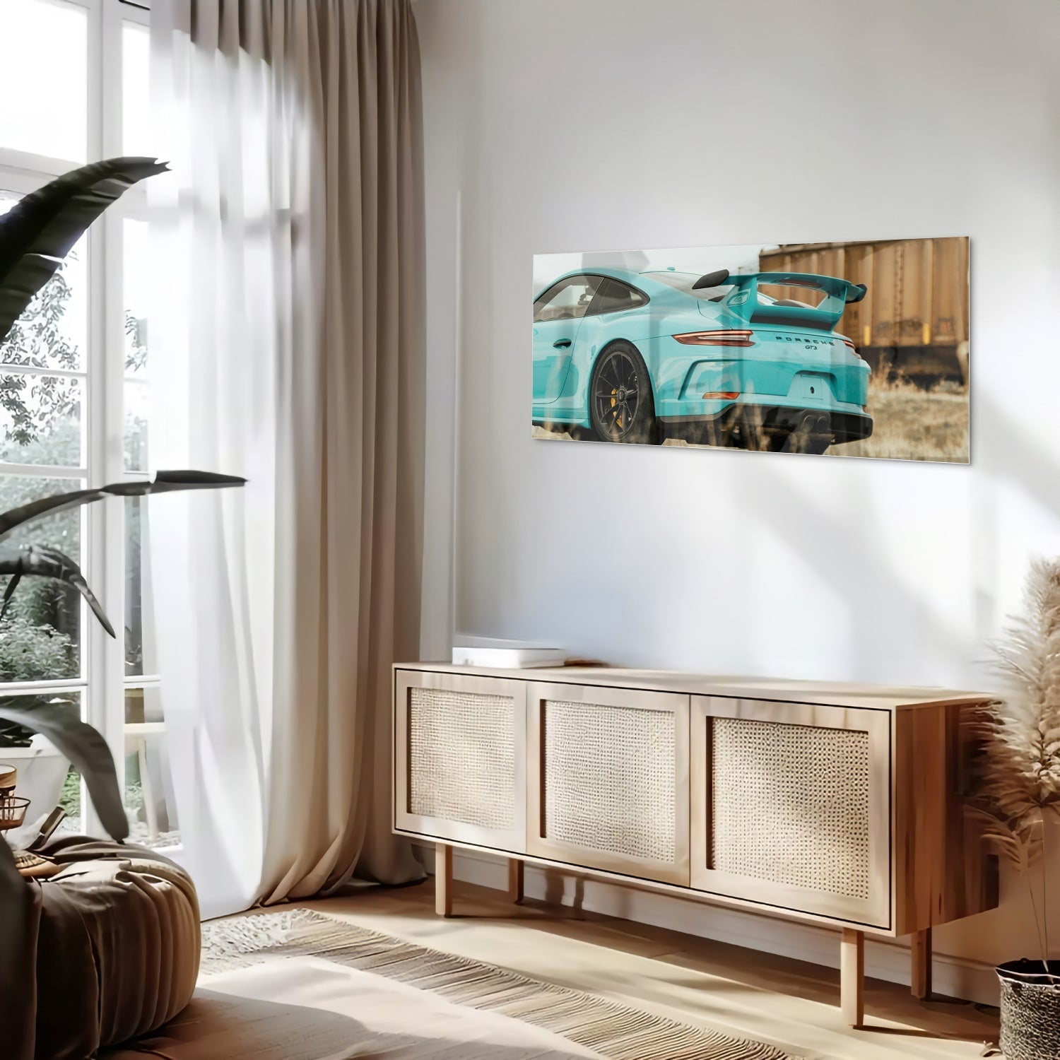 Glazen schilderij van een turquoise sportauto aan de muur in een moderne woonkamer