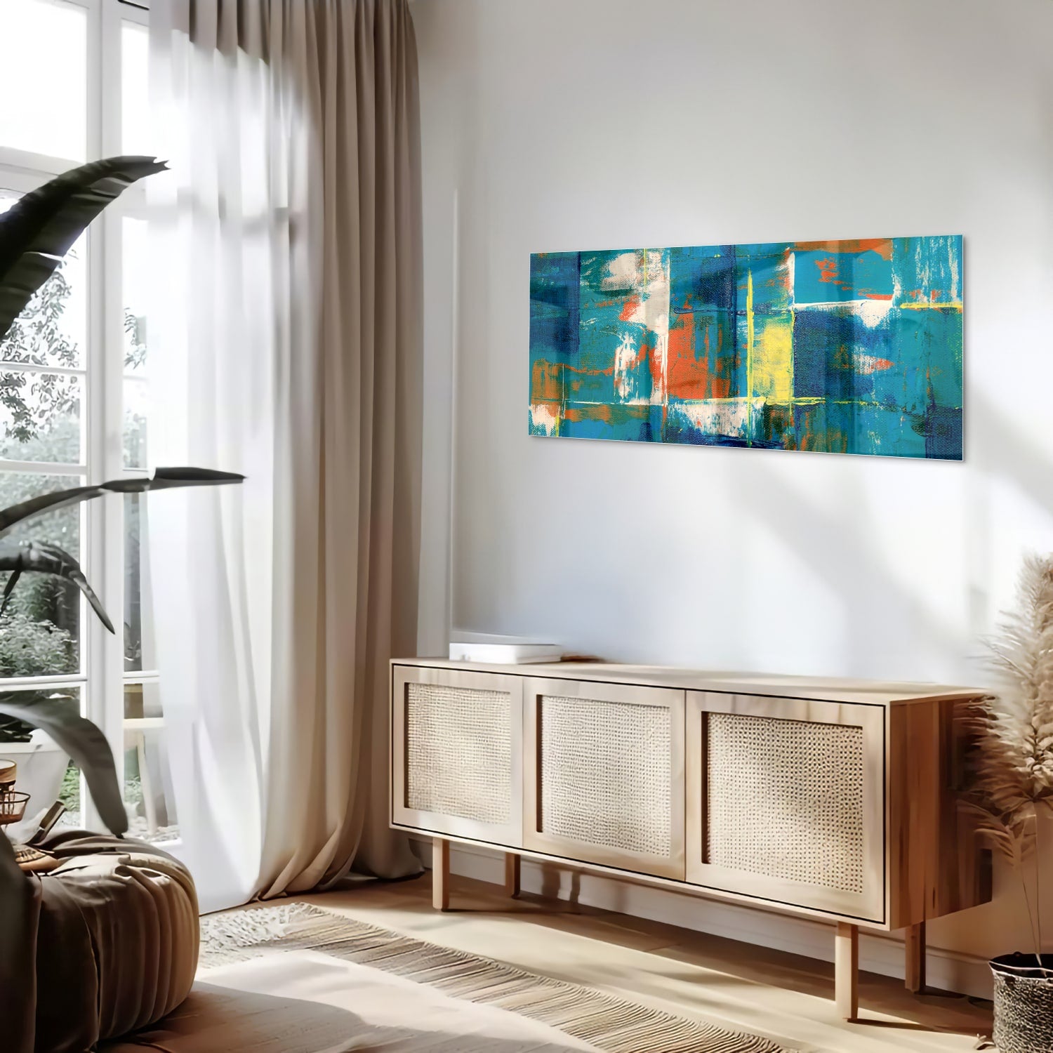 Kleurrijk abstract glazen schilderij in turquoise en oranje, genstalleerd in een moderne woonkamer.
