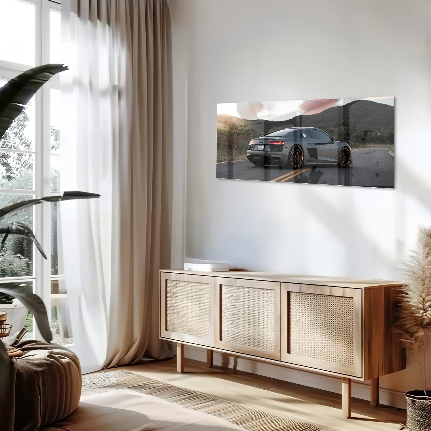 Glazen schilderij van een sportwagen afgebeeld in de natuur met bergen op de achtergrond.