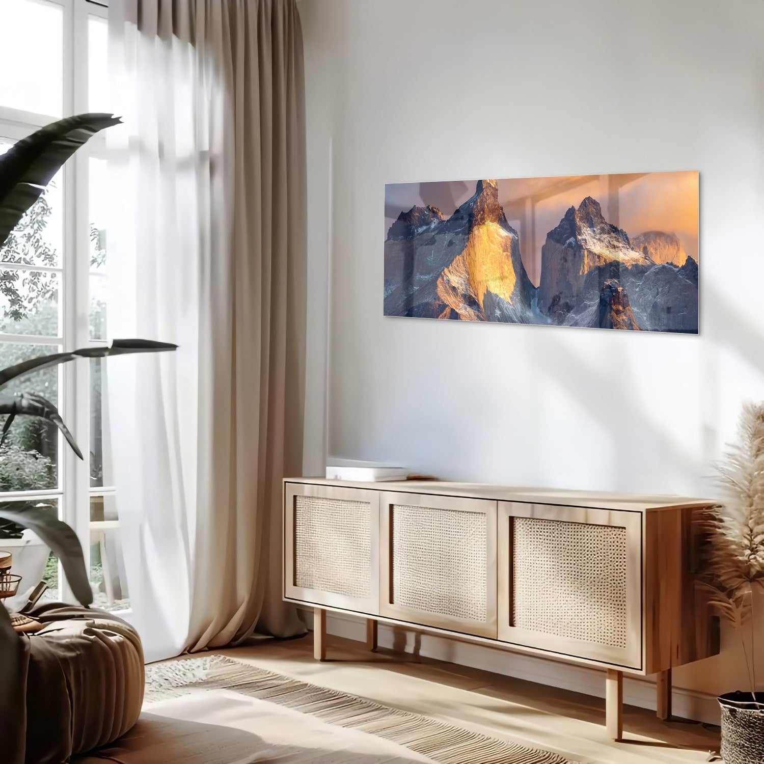 Een glazen schilderij van majestueuze bergen met gouden ochtendlicht