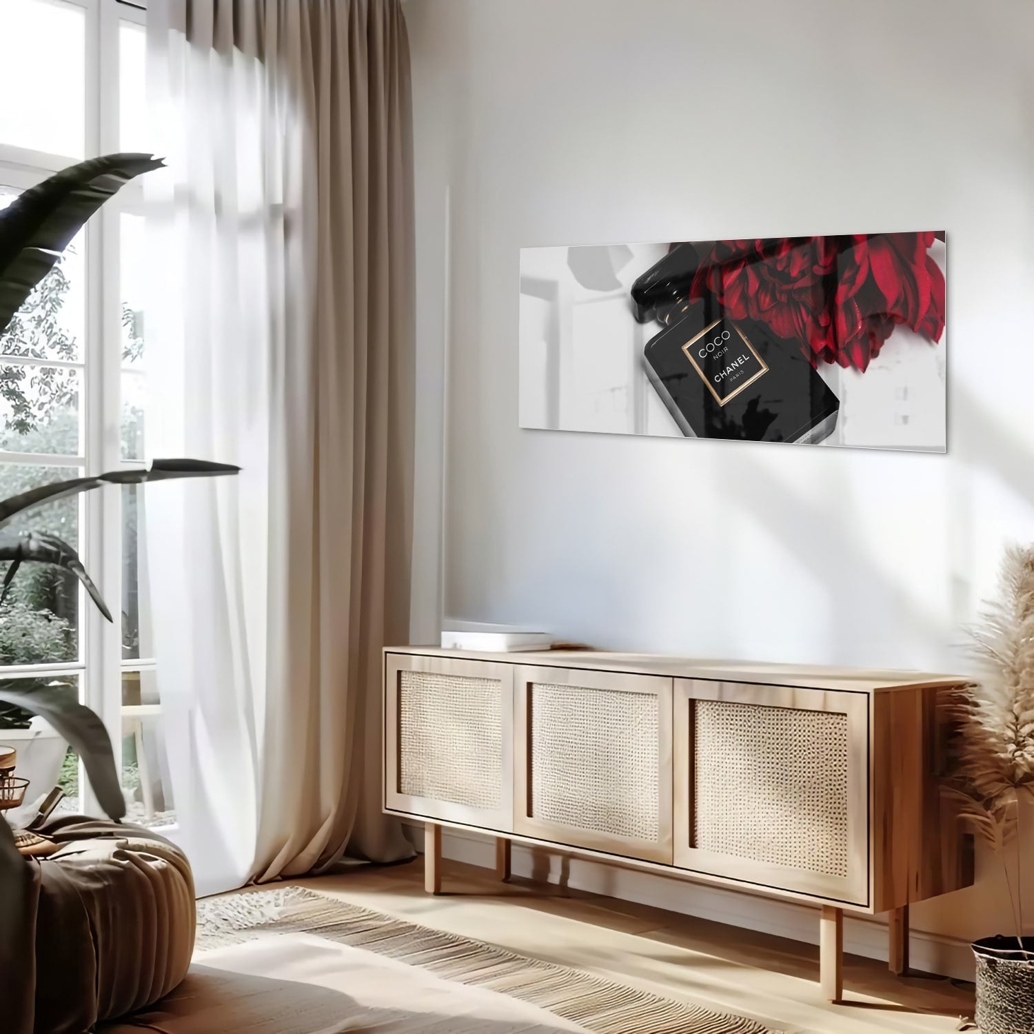 Glazen schilderij van parfumfles met rode bloemen op een witte muur