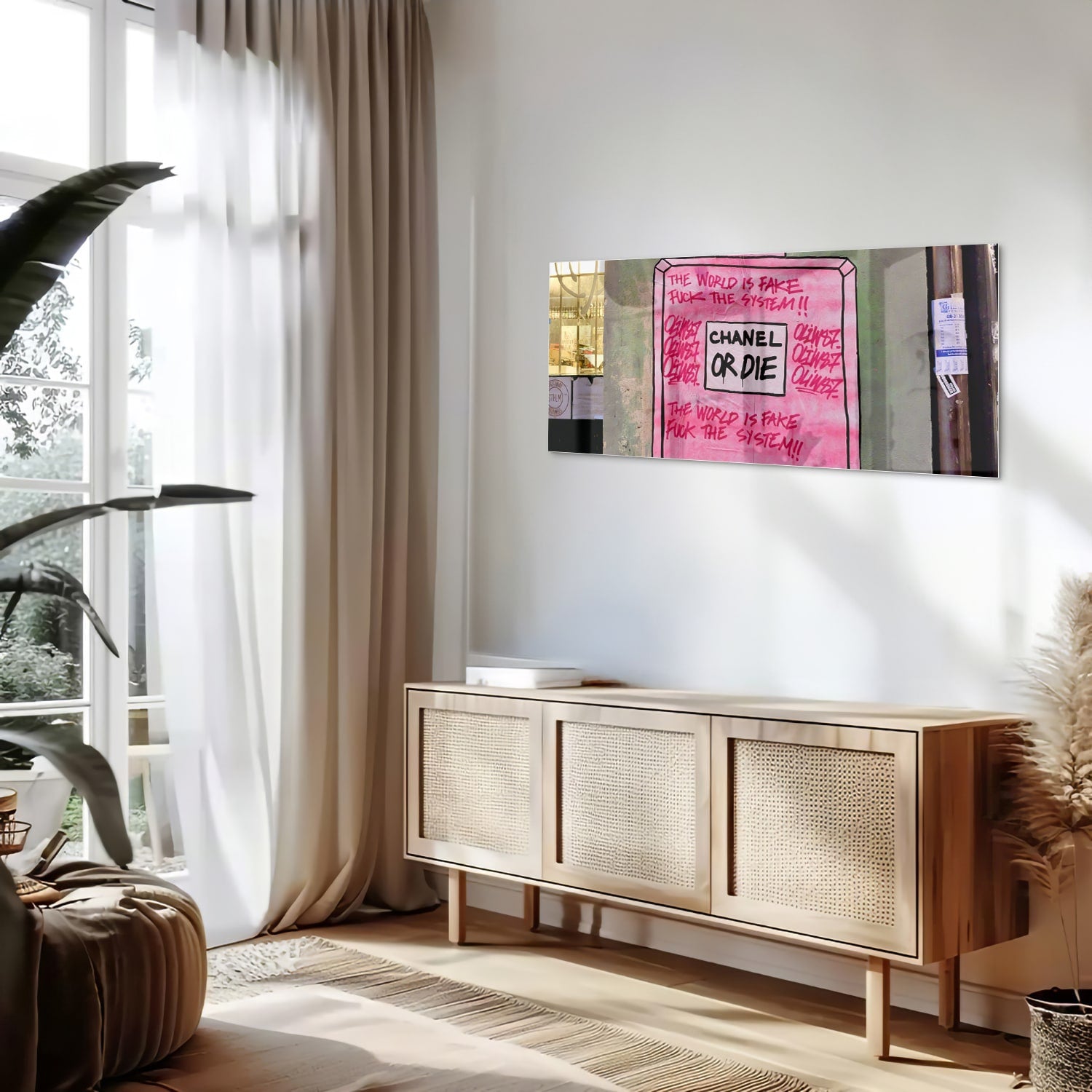 Glazen schilderij met de tekst 'Chanel or Die' in felle kleuren aan de muur.