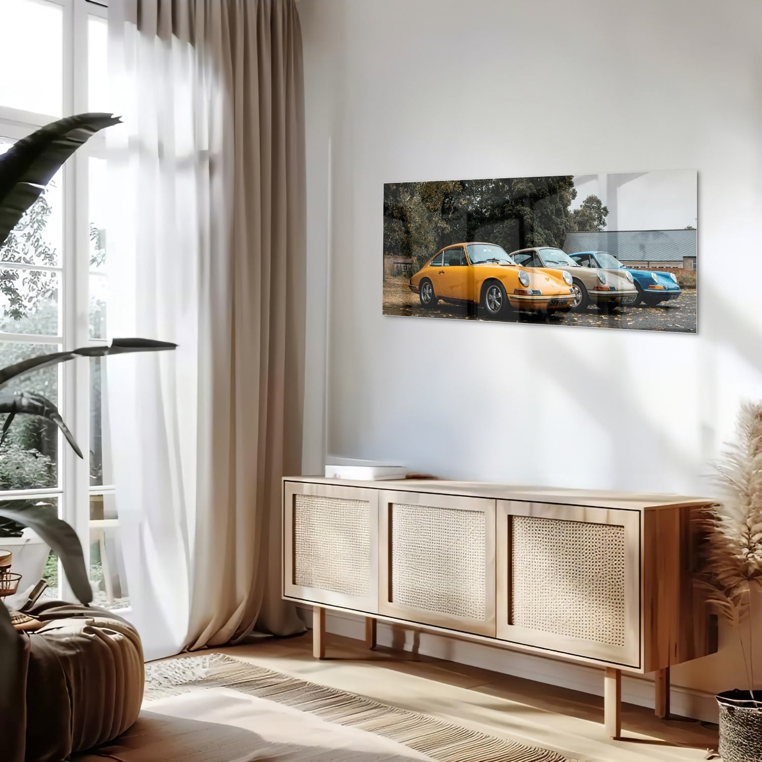 Glazen schilderij van een gele auto in een moderne woonkamer