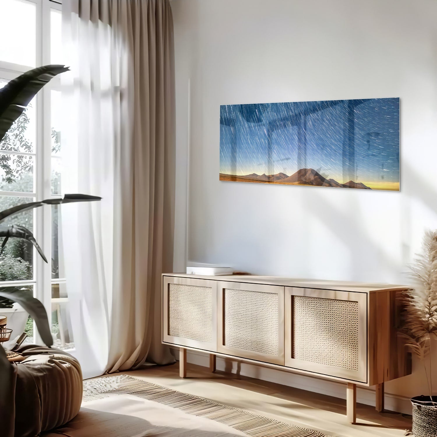 Glazen schilderij met sterrenhemel boven bergen, hangend aan de muur.