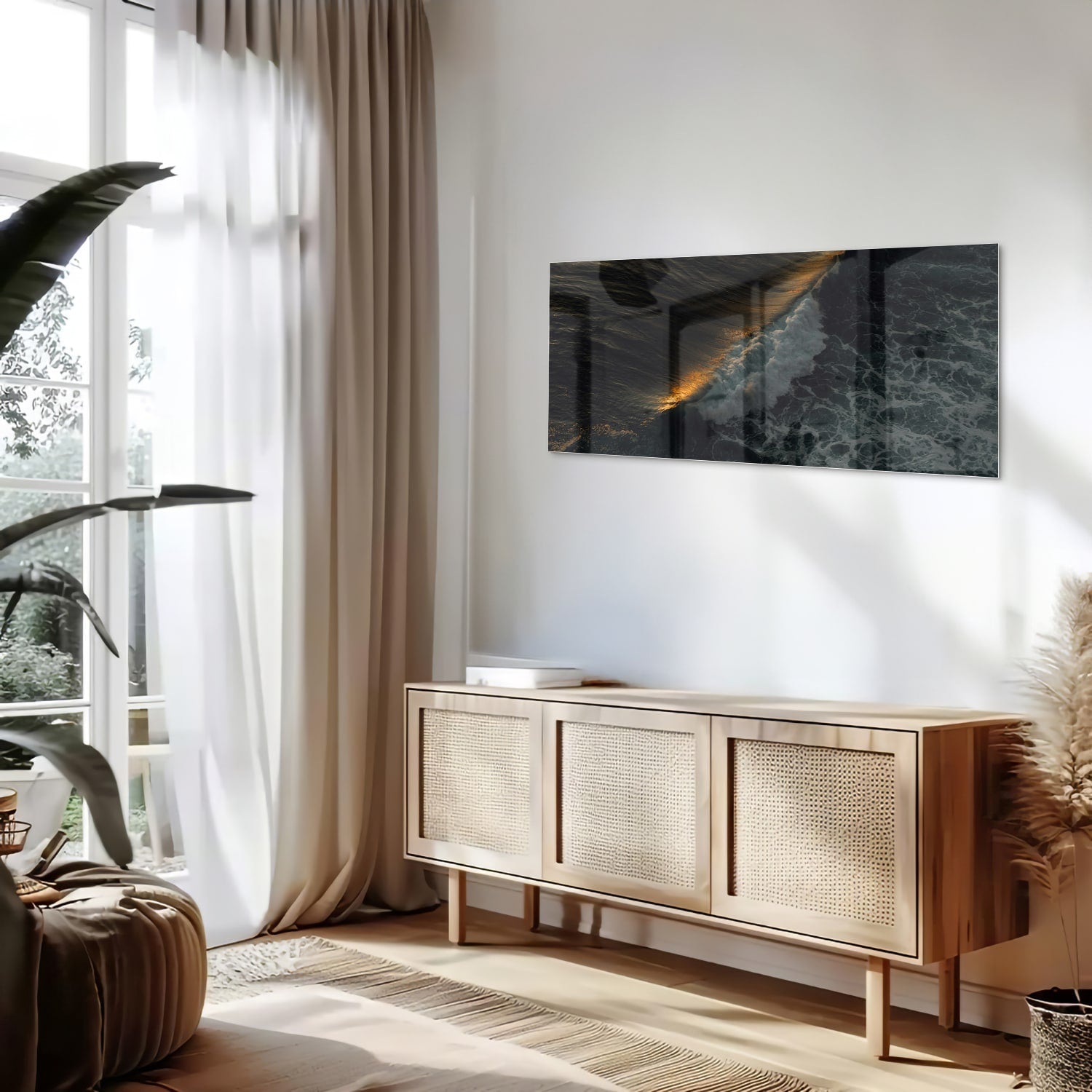 Zwart glazen schilderij van een zeegezicht met gouden accenten, hangt aan een lichtgekleurde muur.