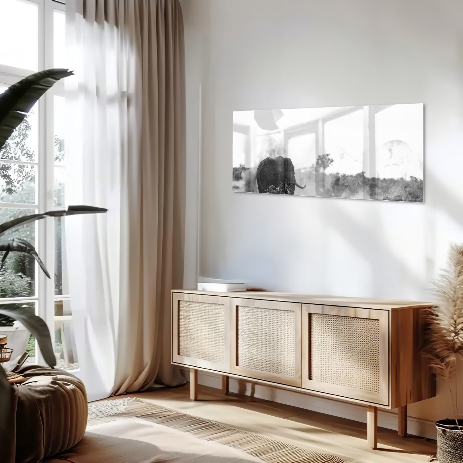 Zwart-wit glazen schilderij van een olifant aan de muur in een modern interieur.