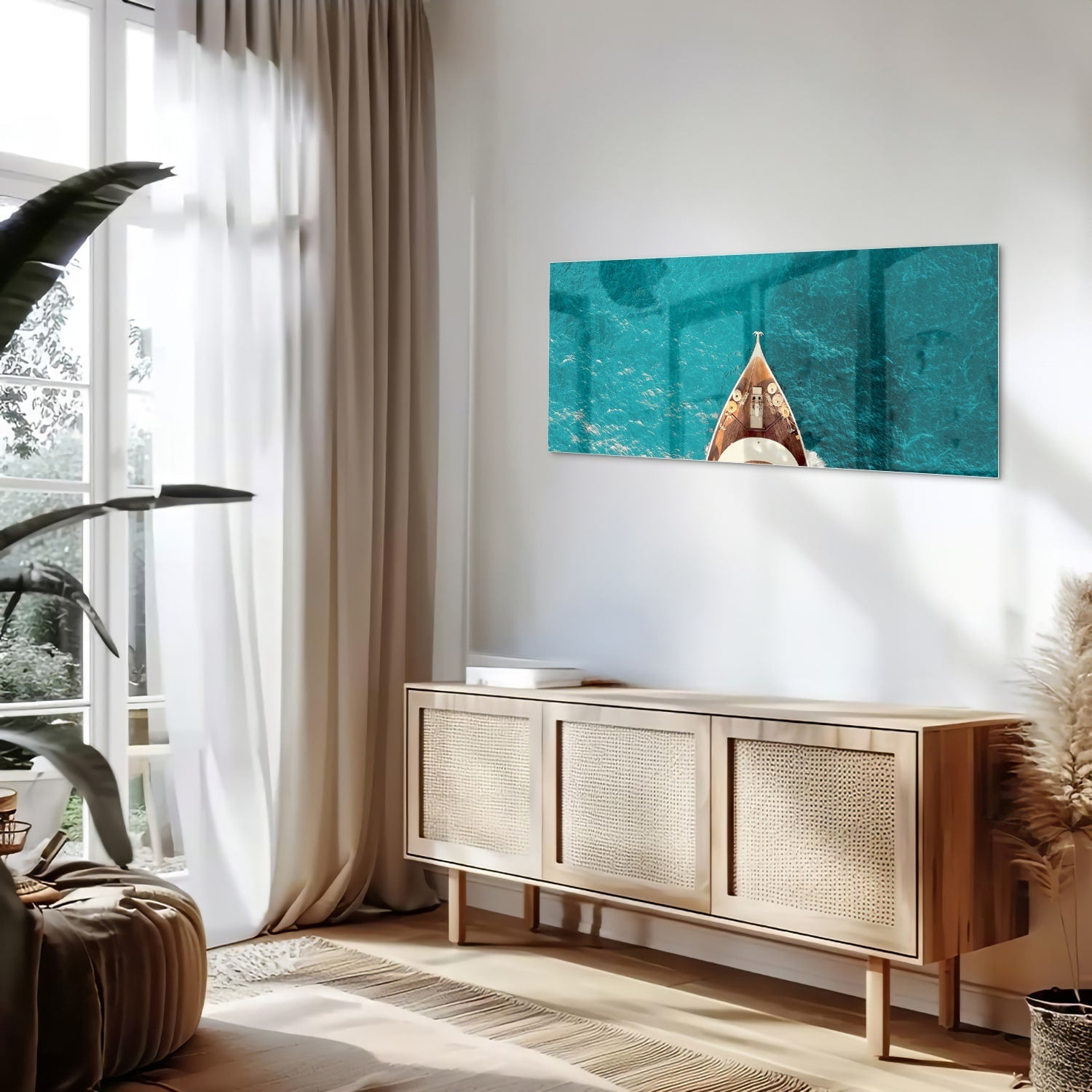 Glazen schilderij van een boot die boven helder turquoise water ligt.