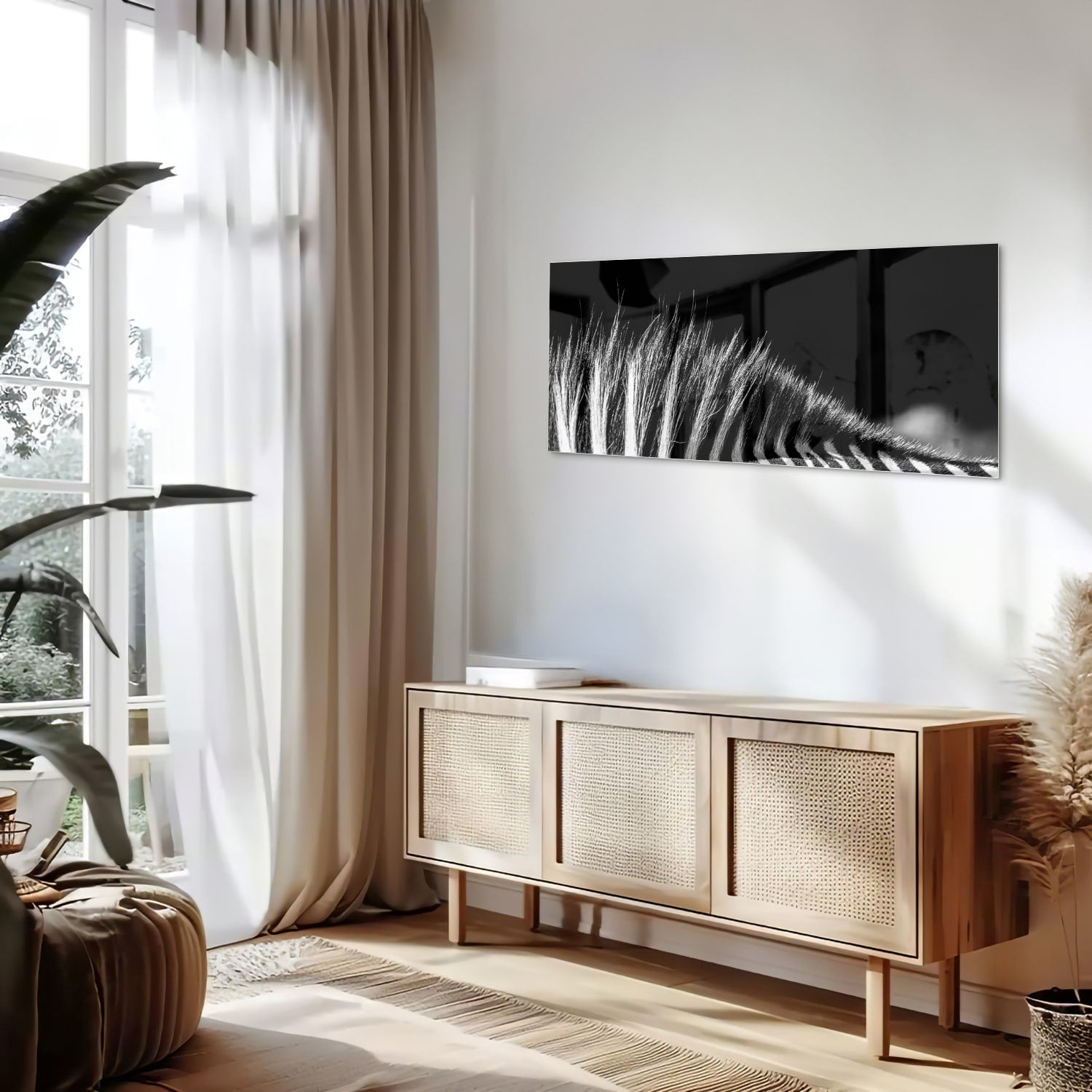 Een modern zwart-wit glazen schilderij met naadloze lijnen aan de muur.