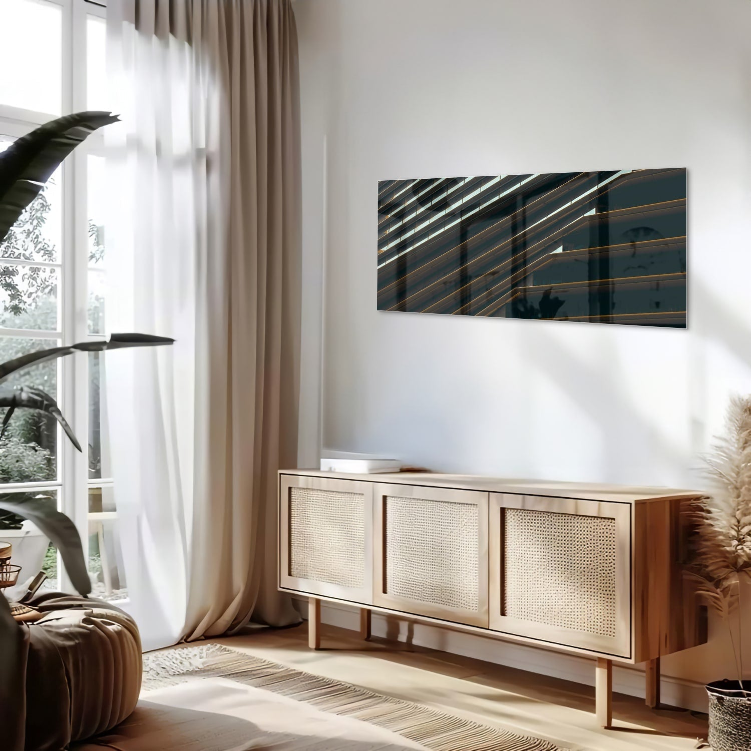 Stijlvol glazen schilderij met zwarte lijnen aan de muur in een moderne woonkamer.