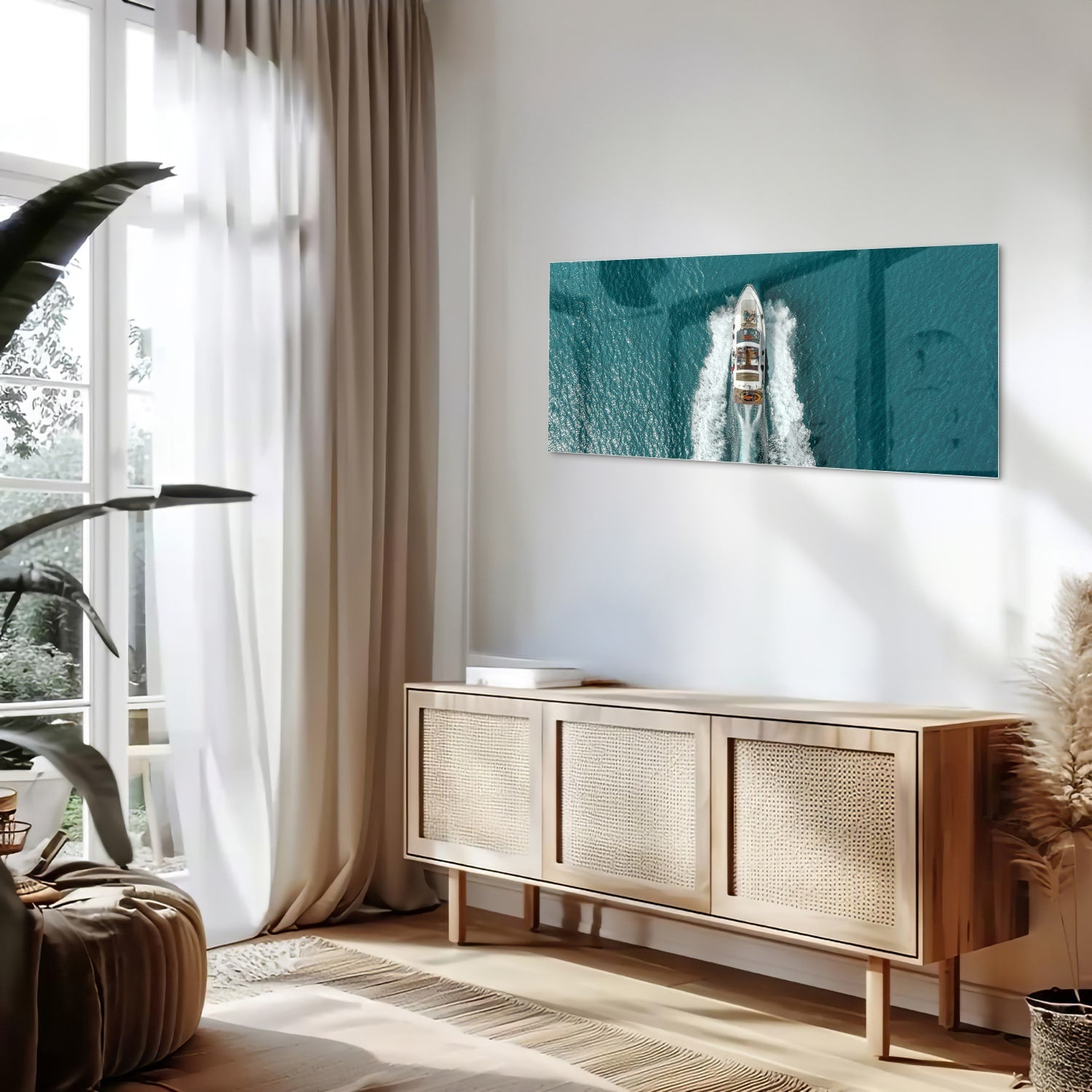 Glazen schilderij van een boot die door turquoise water vaart.