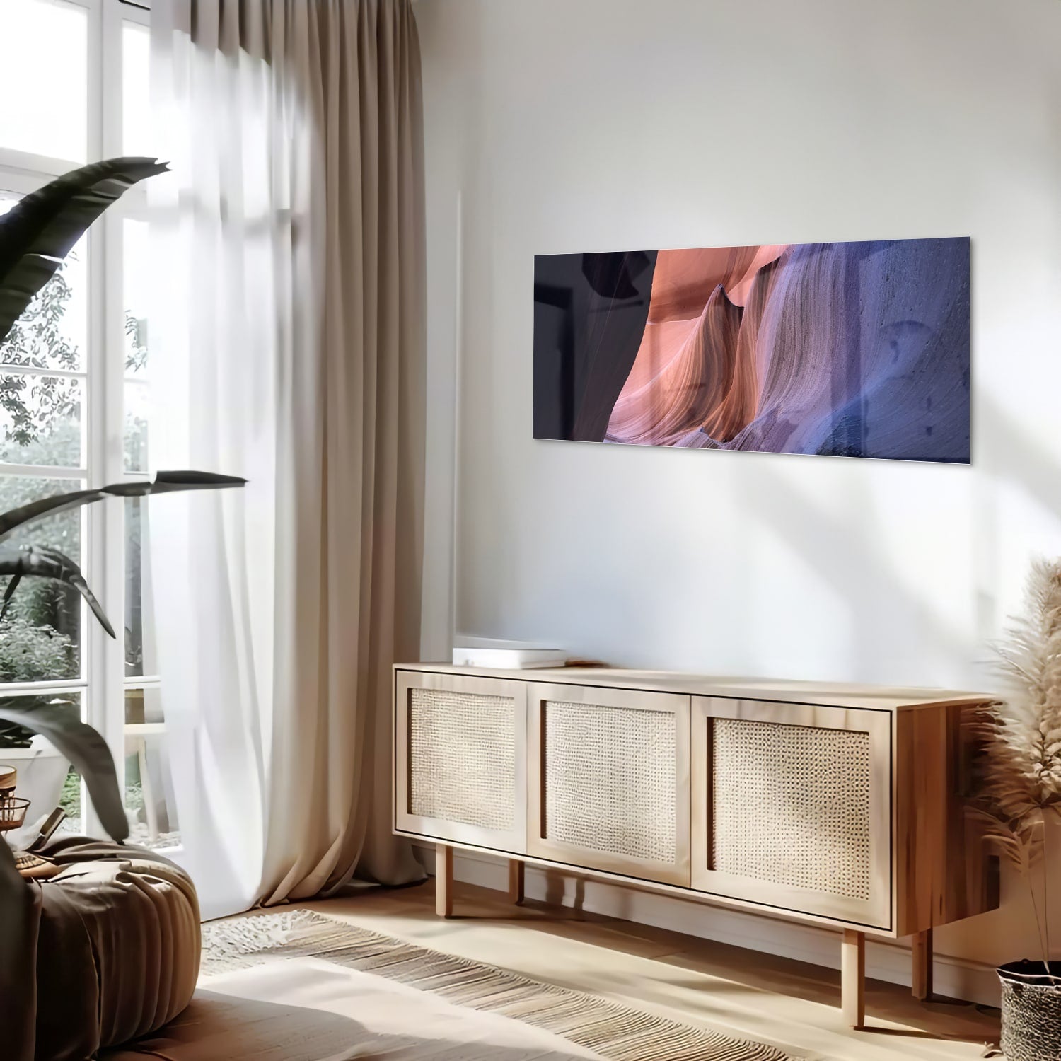 Abstract glazen schilderij met warme kleuren aan de muur