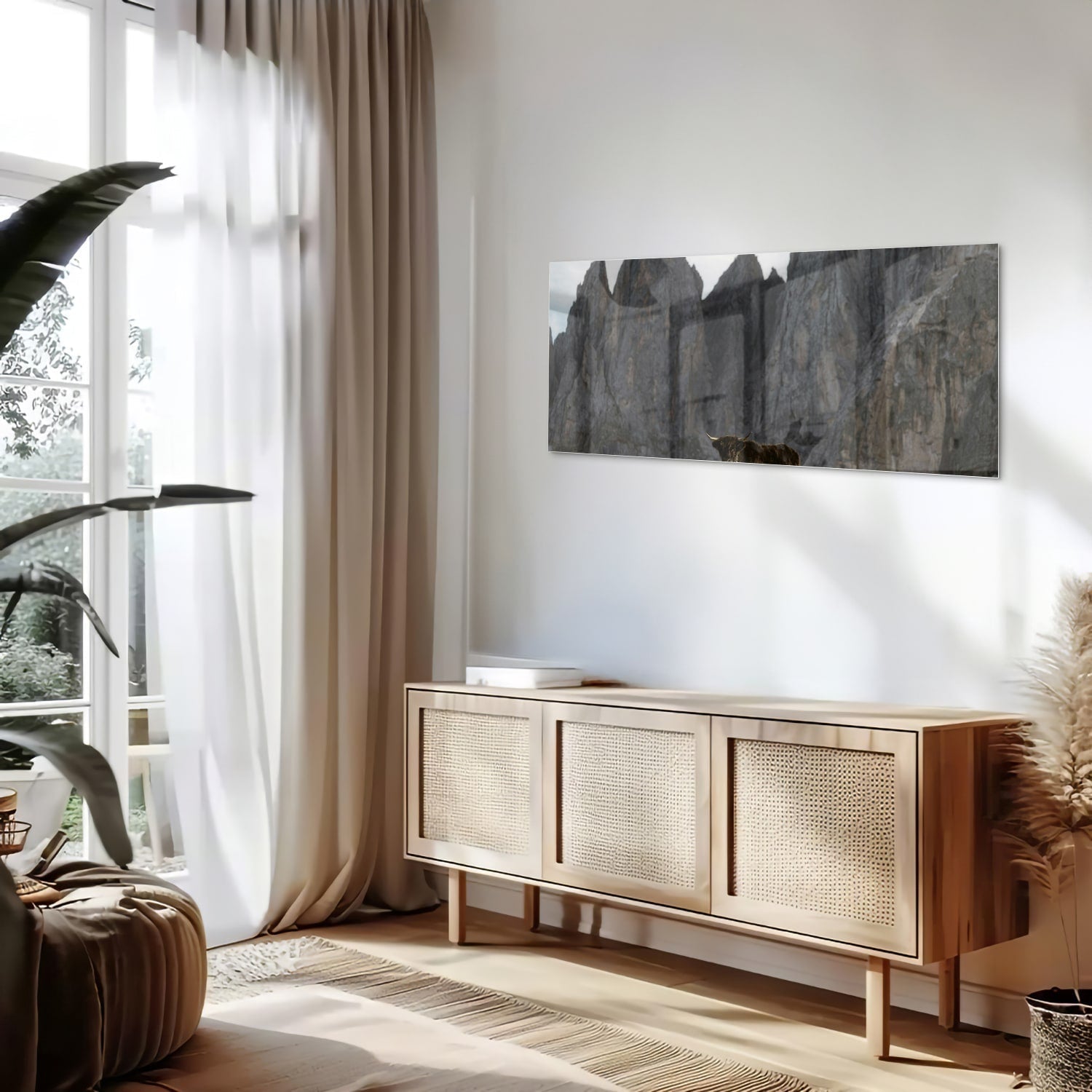 Glas schilderij van bergen met een koe in een groene wei.