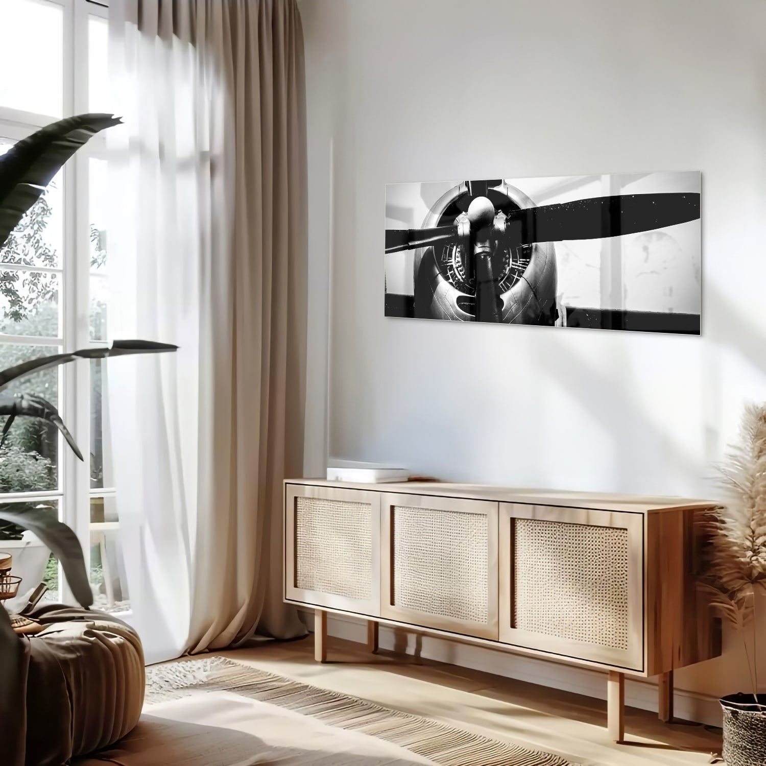 Zwart-wit glazen schilderij van een vintage vliegtuigpropeller tegen een lichte muur.