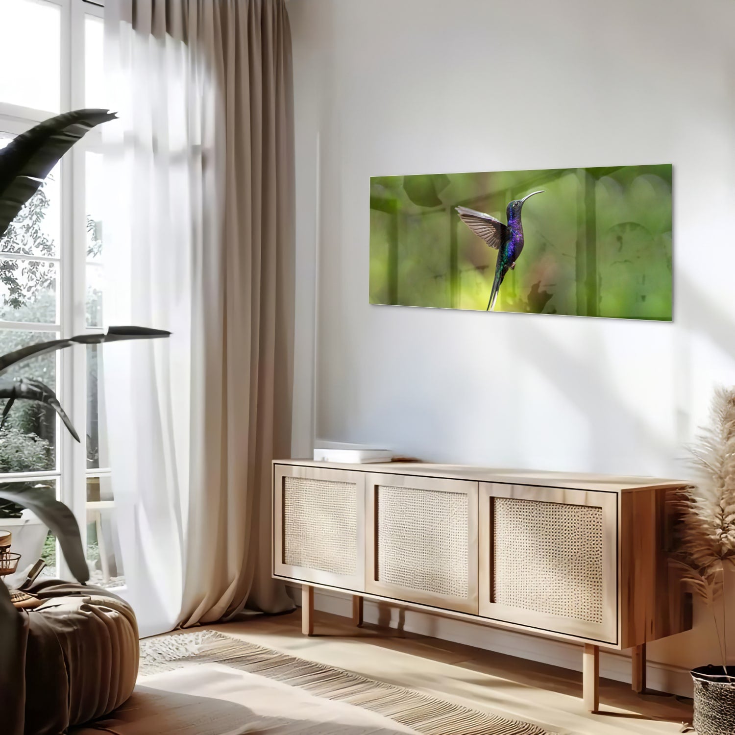 Een glazen schilderij van een kolibrie die vloog voor een groene achtergrond in een lichte kamer.