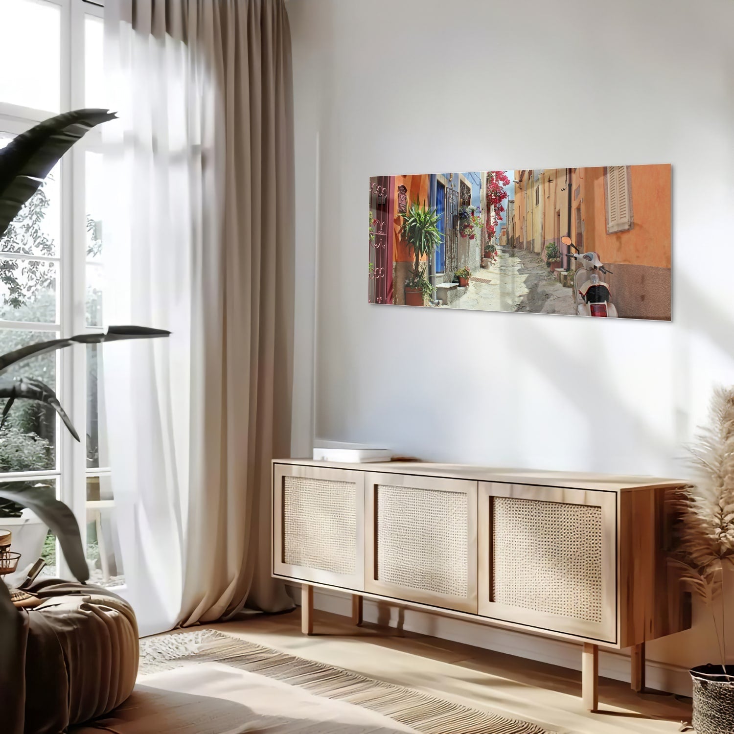 Glazen schilderij van een kleurrijke straat met een Vespa en bloeiende planten.