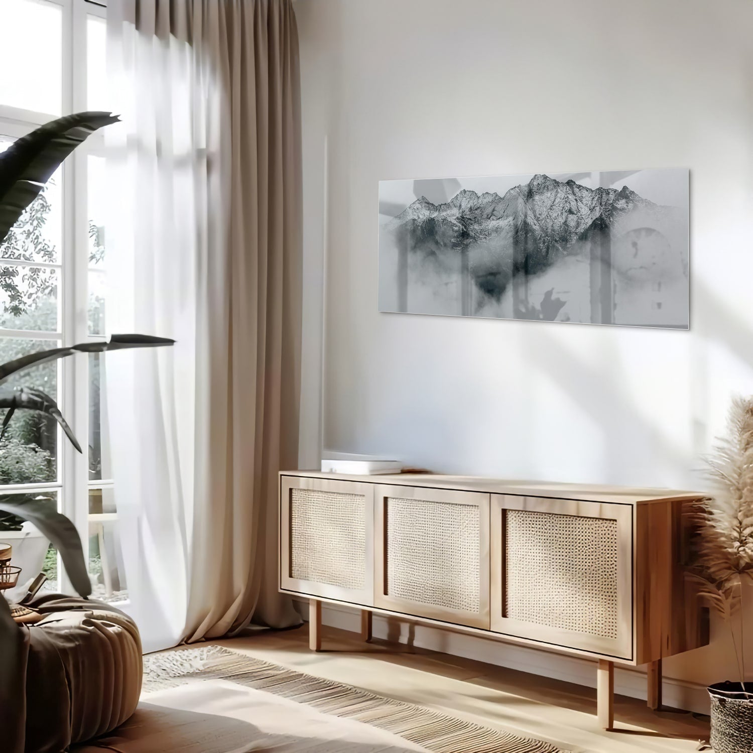 Glazen schilderij met bergen in zwart-wit, hangend aan de muur