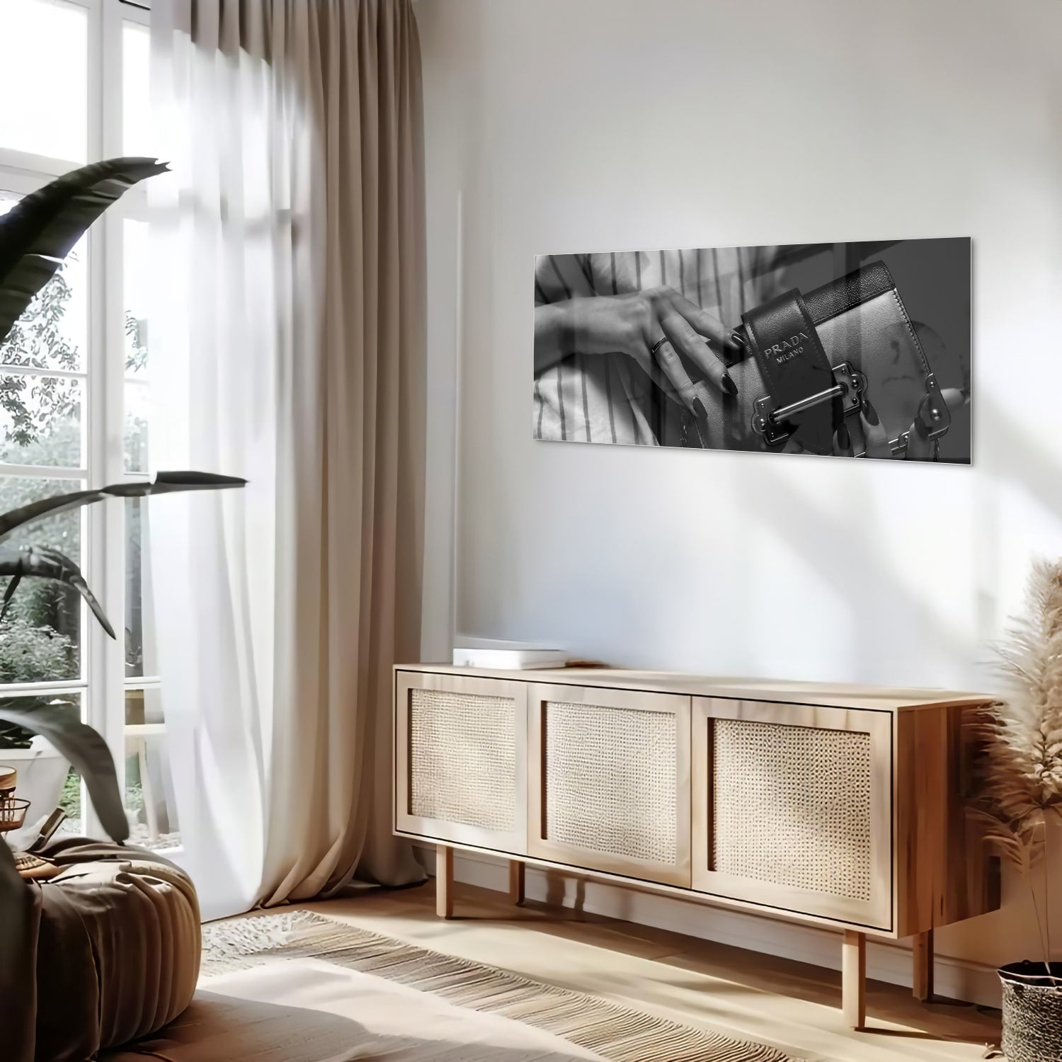 Glazen schilderij met close-up van luxe accessoires op een wand.