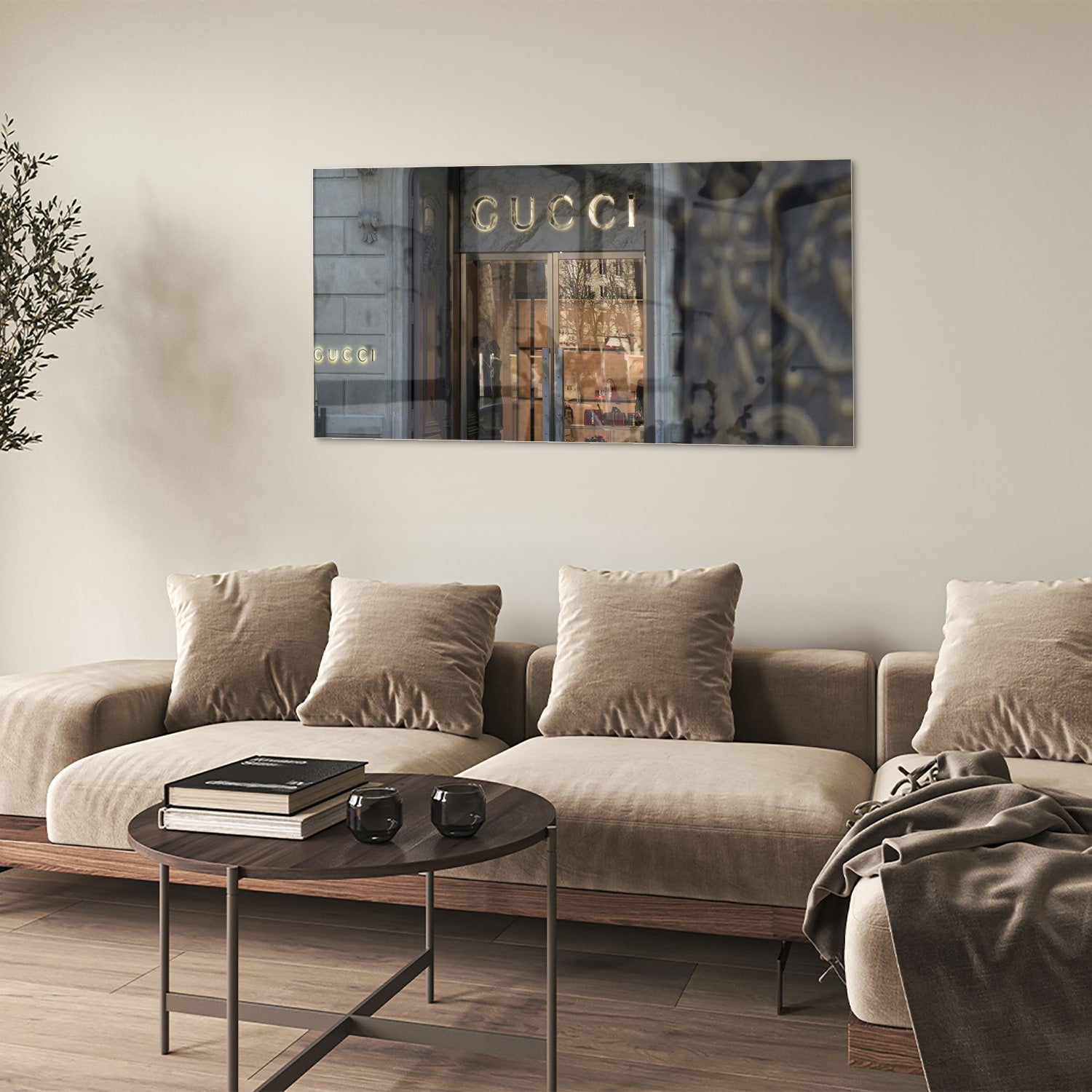 Elegant glazen schilderij van de Gucci etalage in een modern interieur.