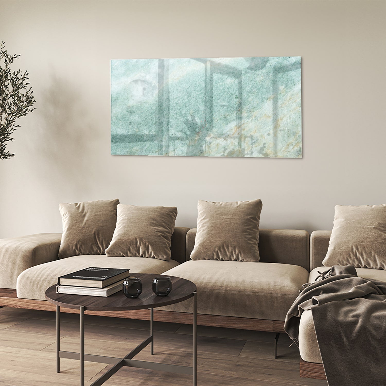 Abstract glazen schilderij in groentinten aan de muur in een moderne woonkamer.