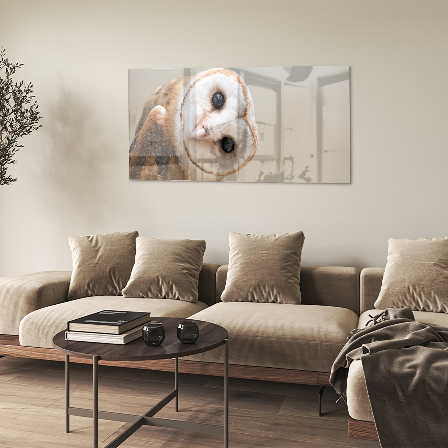 Glazen schilderij van een nieuwsgierige uil aan de muur in een moderne interieursetting.