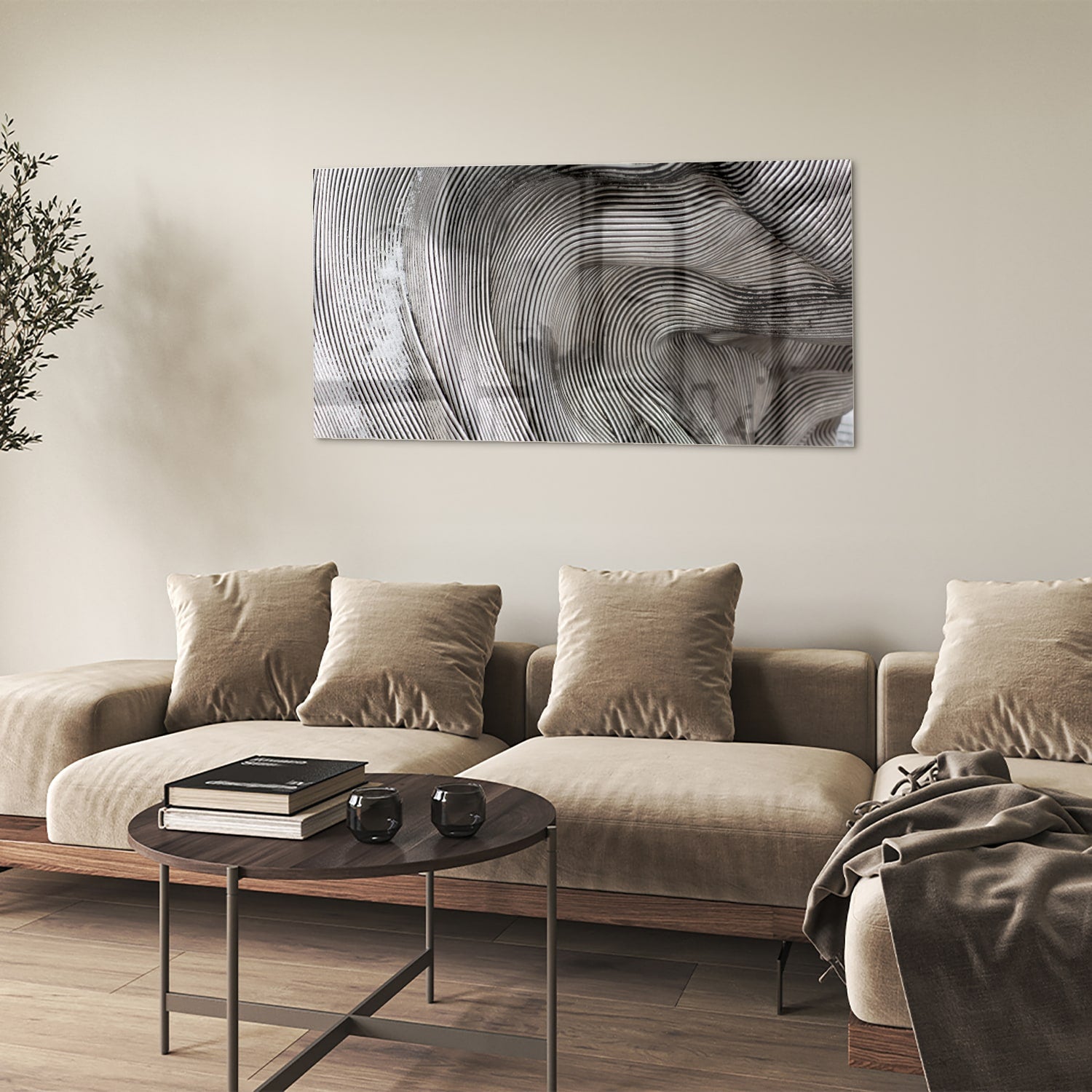 Abstract glazen schilderij met golvende lijnen in een lichte ruimte