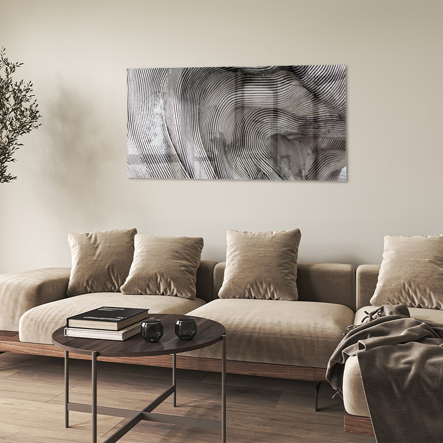 Abstract glazen schilderij met golvende lijnen in een lichte ruimte
