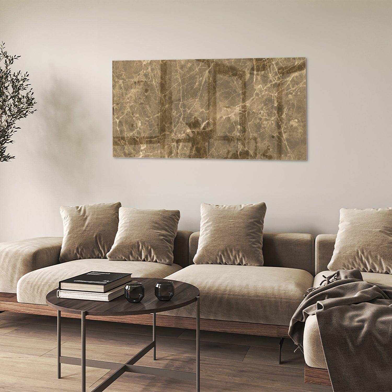 Goudkleurig glazen schilderij met marmer effect aan de muur