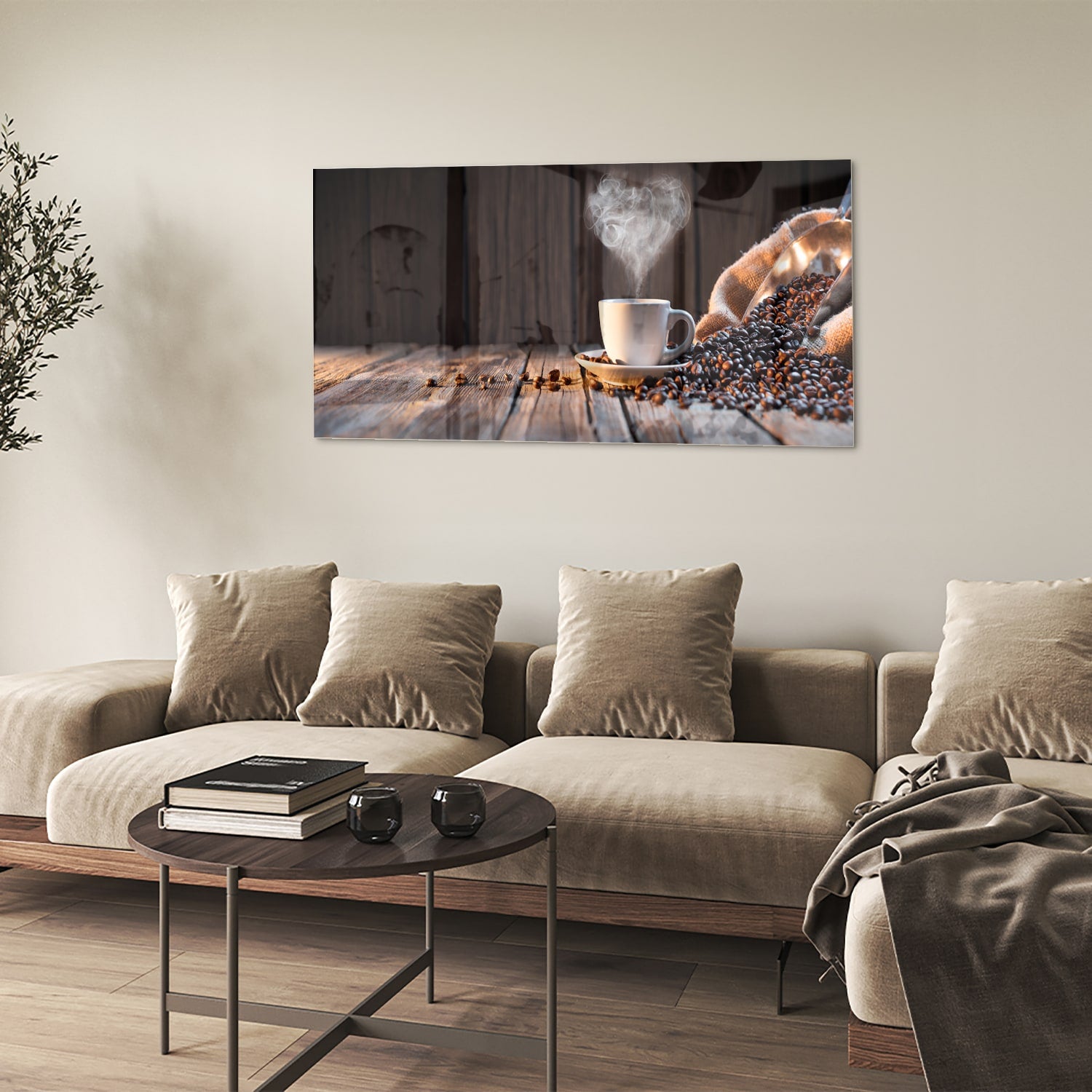 Glazen schilderij met een dampende kop koffie en koffiebonen op een houten tafel.