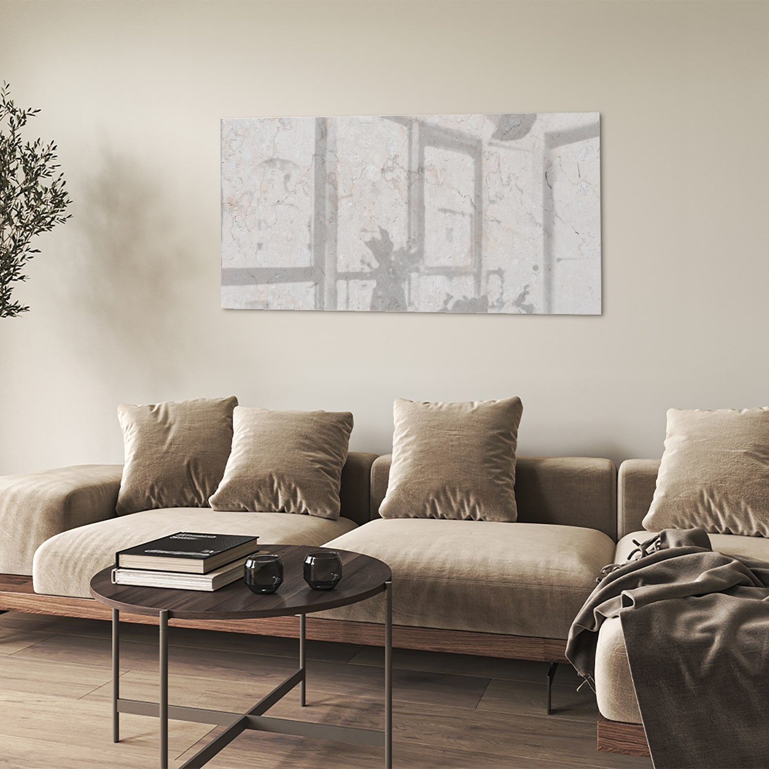 Abstract glazen schilderij met lichte marmerlook aan de muur in een modern interieur
