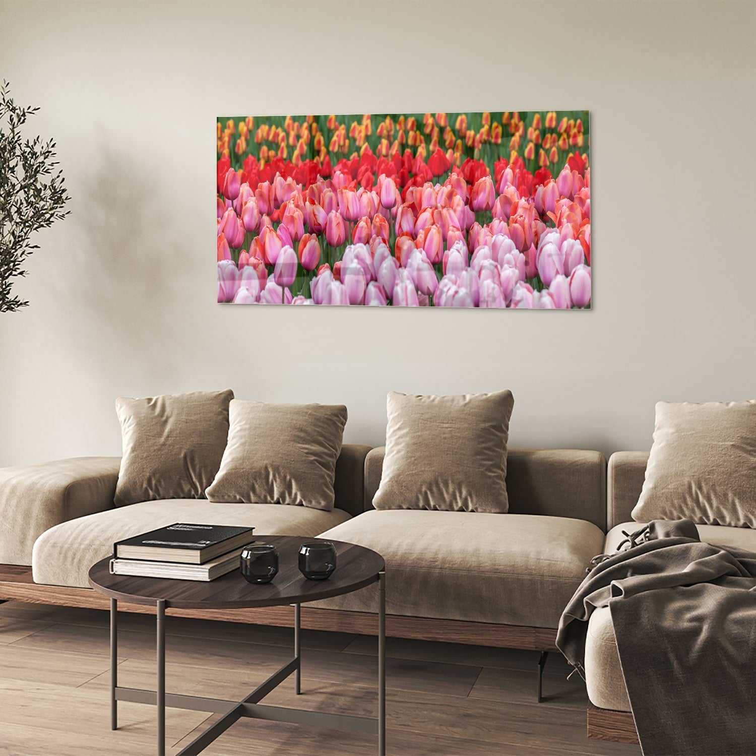 Glazen schilderij van kleurrijke tulpen in een tuin setting.